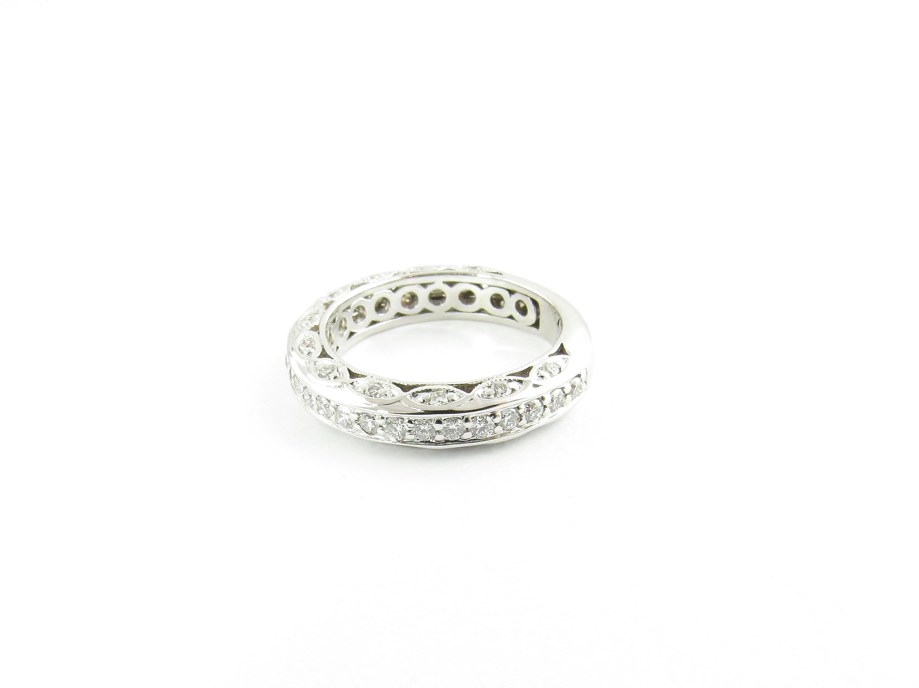 Vintage alliance en or blanc 14 carats avec diamant taille 4.5

Ce bracelet exquis comporte 49 diamants ronds de taille brillant qui scintillent sur le dessus et les deux côtés. Serti dans un or blanc 14K magnifiquement détaillé. Largeur : 4 mm.