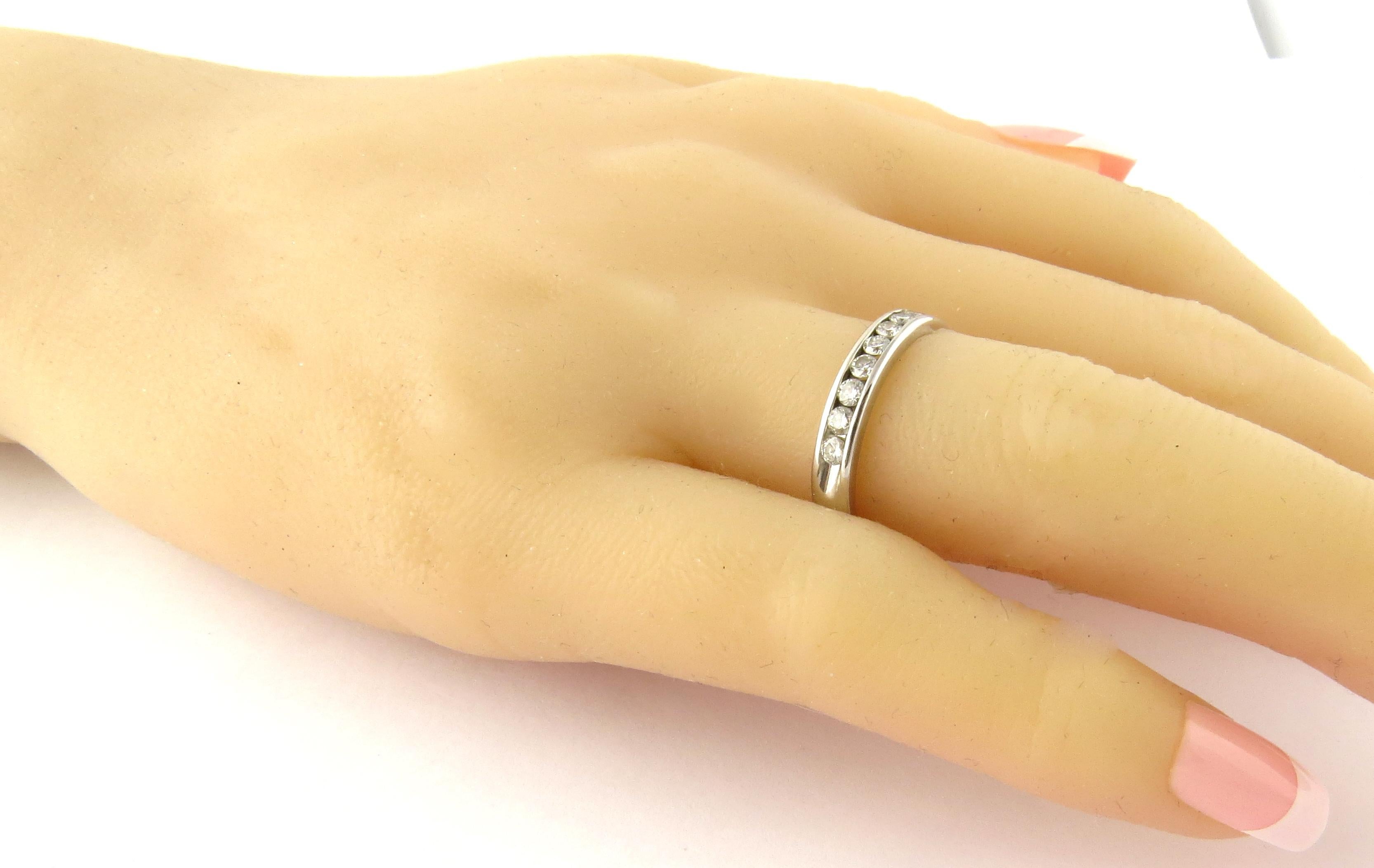 Vintage 14 Karat White Gold

Taille de l'alliance en diamant : 7-

Ce bracelet étincelant présente dix diamants ronds de taille brillant sertis dans de l'or blanc classique 14K. Largeur : 4 mm. 
Tige : 3 mm.

Poids total approximatif des diamants :