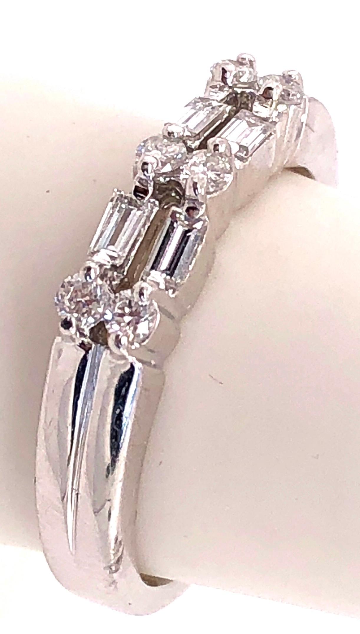 Taille ronde Anneau de mariage d'anniversaire de mariage en or blanc 14 carats avec diamants 0,50 TDW en vente