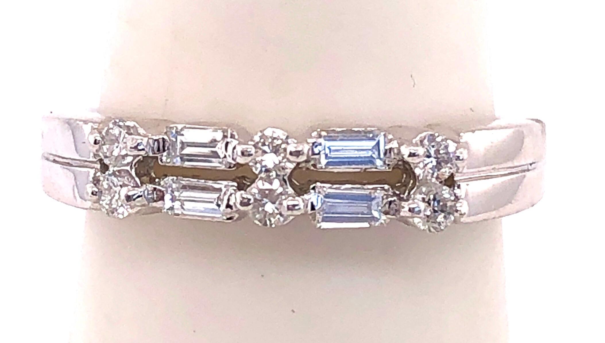 14 Karat White Gold Diamond Wedding Bridal Anniversary Band Ring 0.50 TDW In Good Condition For Sale In Stamford, CT