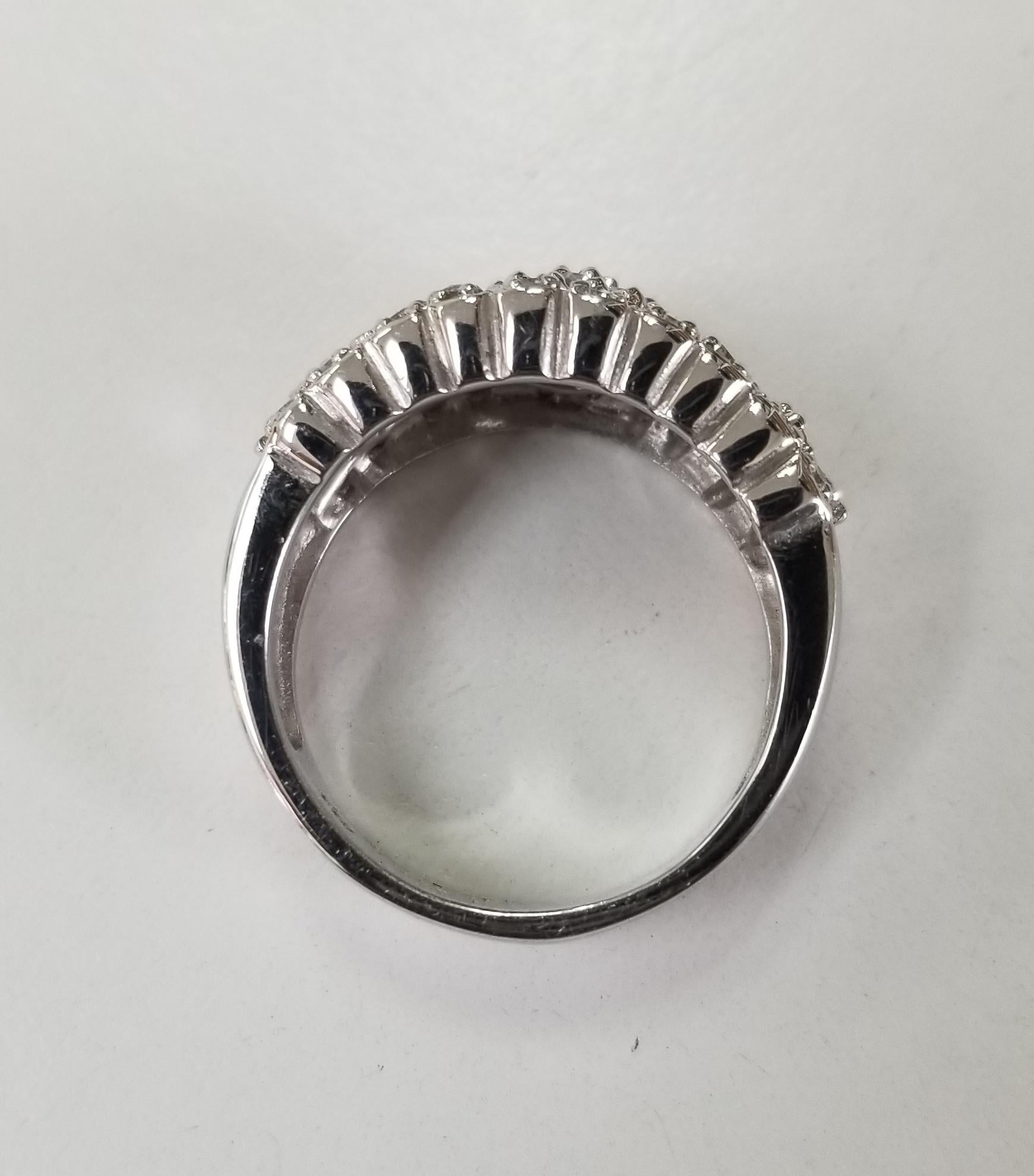 14 Karat White Gold Diamond Wedding Ring In New Condition For Sale In Los Angeles, CA