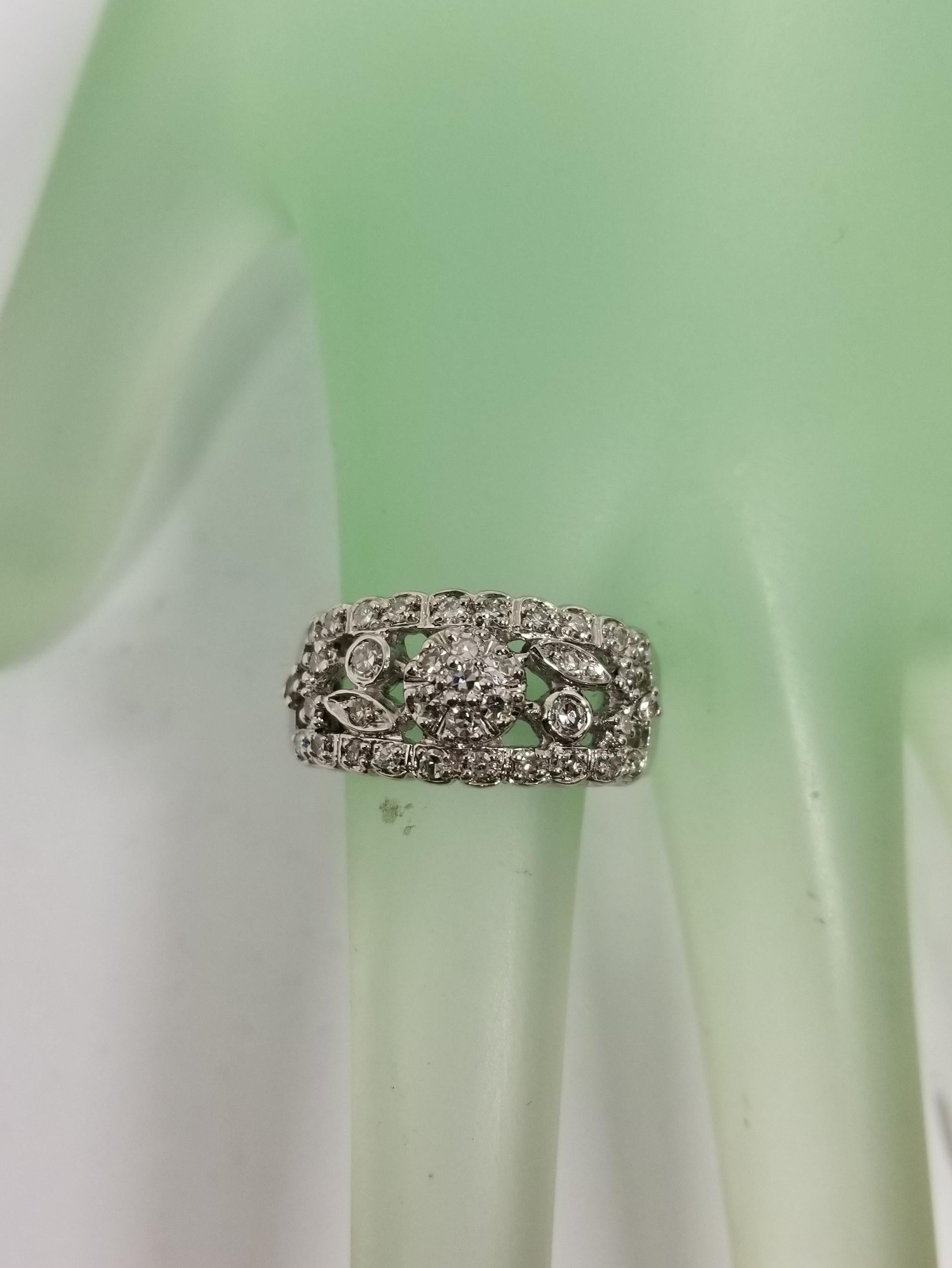 Women's 14 Karat White Gold Diamond Wedding Ring For Sale