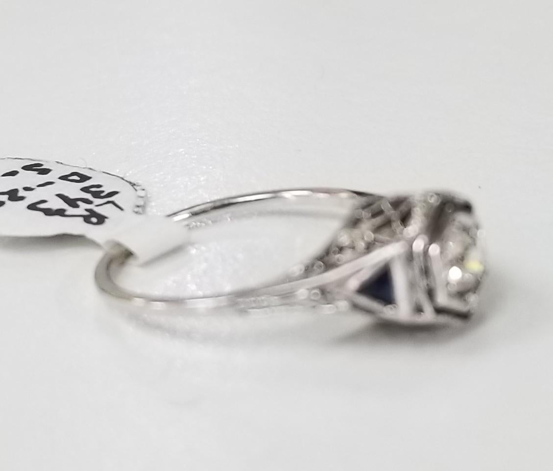 14 Karat Weißgold Diamant-Hochzeitsring im Vintage-Look, mit 1 alten Euro-Diamanten mit einem Gewicht von 0,25 pts. und 2 Saphiren im Dreiecksschliff mit einem Gewicht von 0,10 tps.  Dieser Ring ist eine Größe 5,5, aber wir werden Größe zu passen