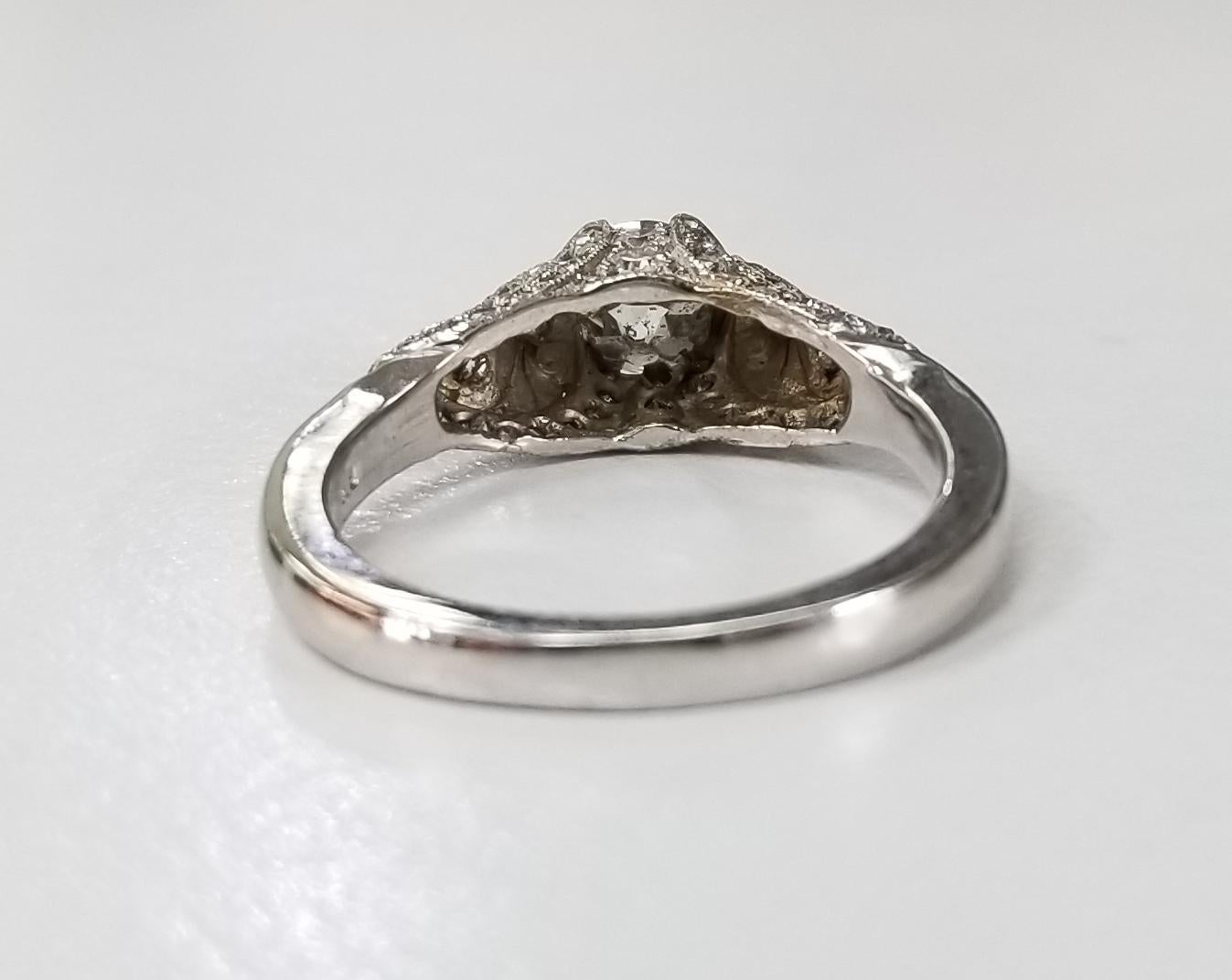 14 Karat White Gold Diamond Wedding Vintage Looking Ring In New Condition For Sale In Los Angeles, CA