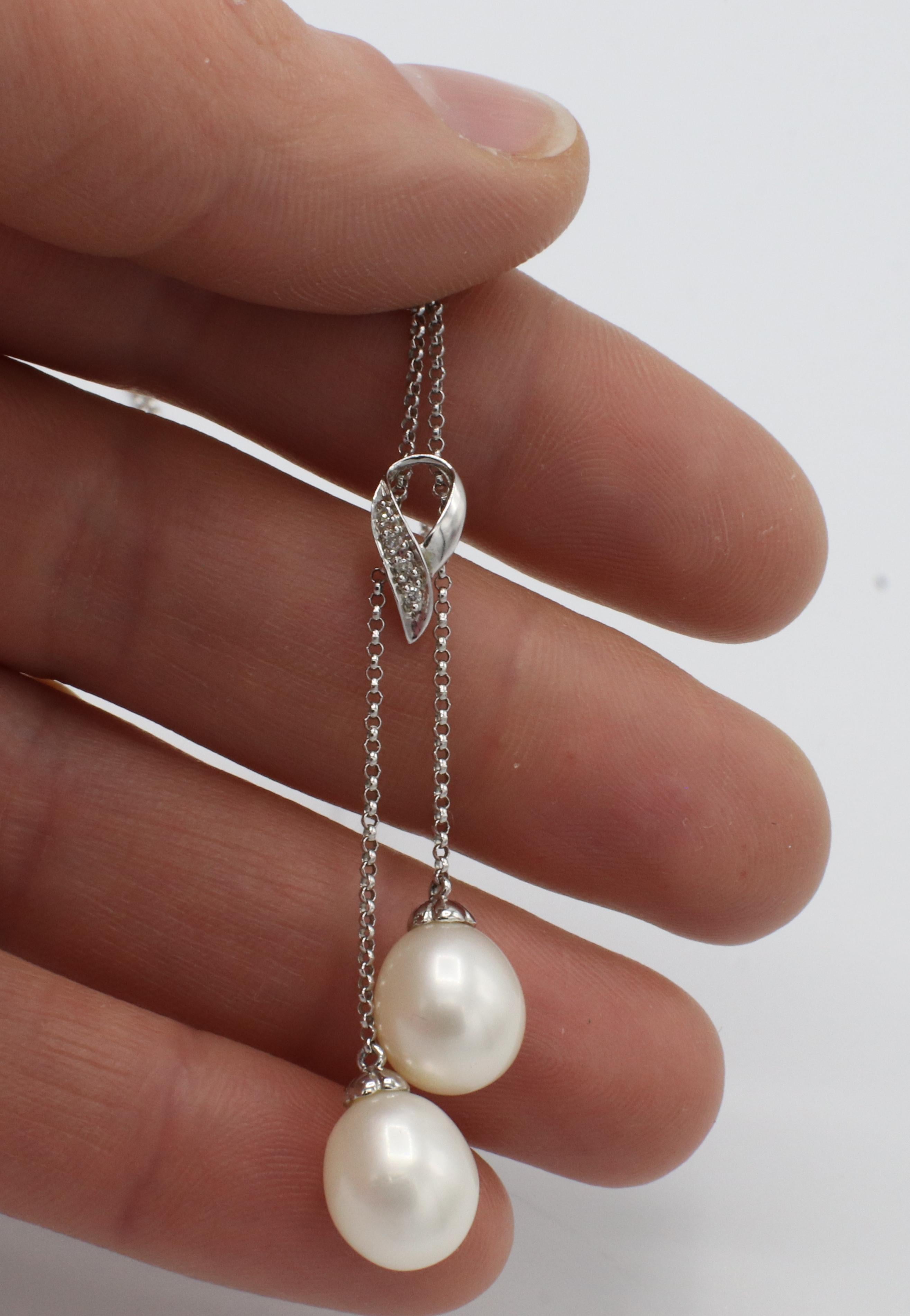 14 Karat White Gold Double Pearl & Natural Diamond Dangle Drop Necklace In Excellent Condition For Sale In  Baltimore, MD