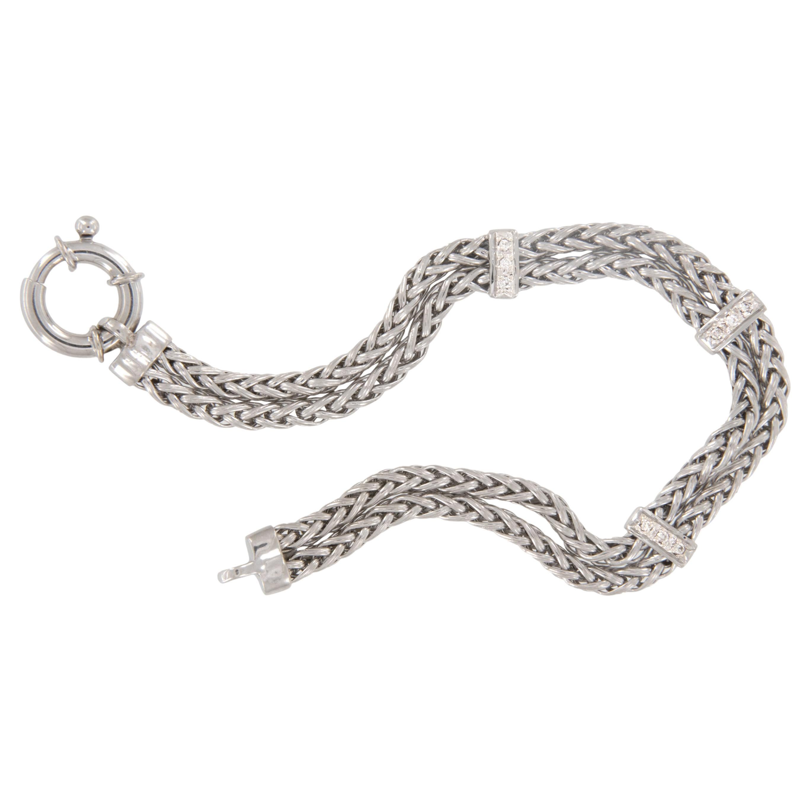 Décontracté mais doté d'une touche d'élégance grâce aux diamants présents sur les trois barrettes, ce bracelet en or blanc 14 carats à double rang de chaînes tressées est rehaussé de diamants de 0,08 ctw. À porter tous les jours avec un jean et un