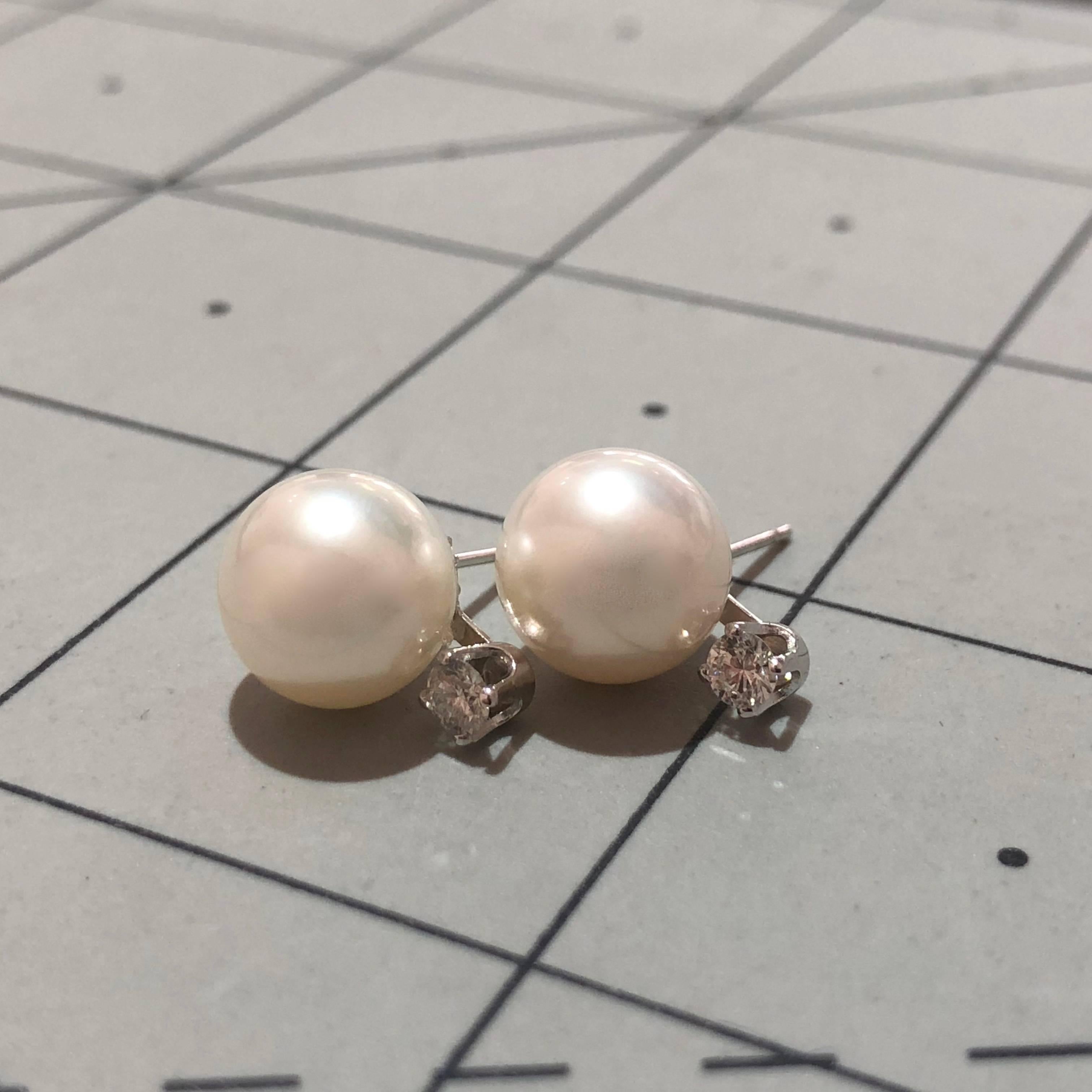 14 Karat White Gold Earrings with Fresh Water Pearls and 0.20 Carat of Diamond For Sale 1