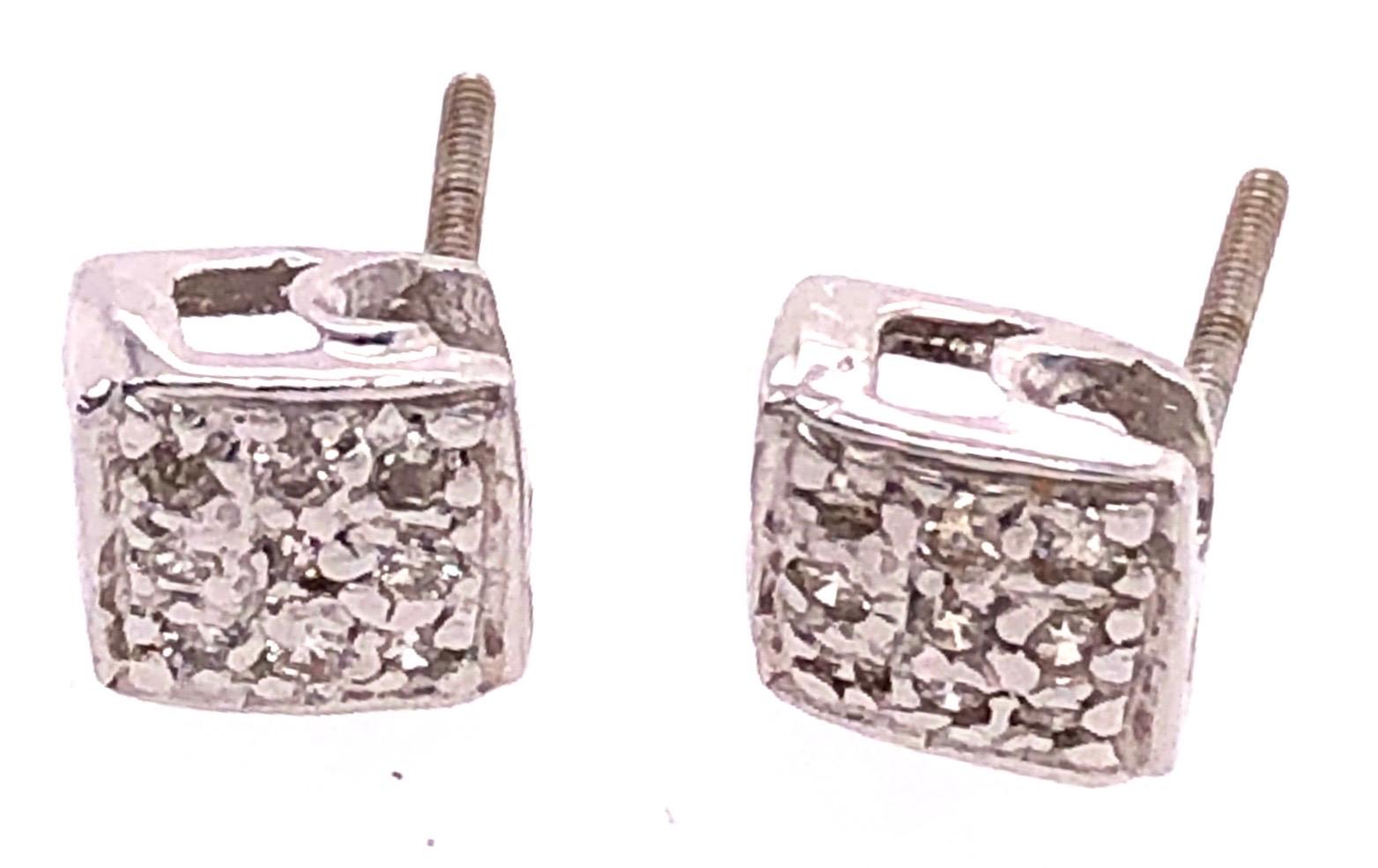 14 Karat White Gold Earrings with Round Diamonds 0.20 TDW In Good Condition For Sale In Stamford, CT