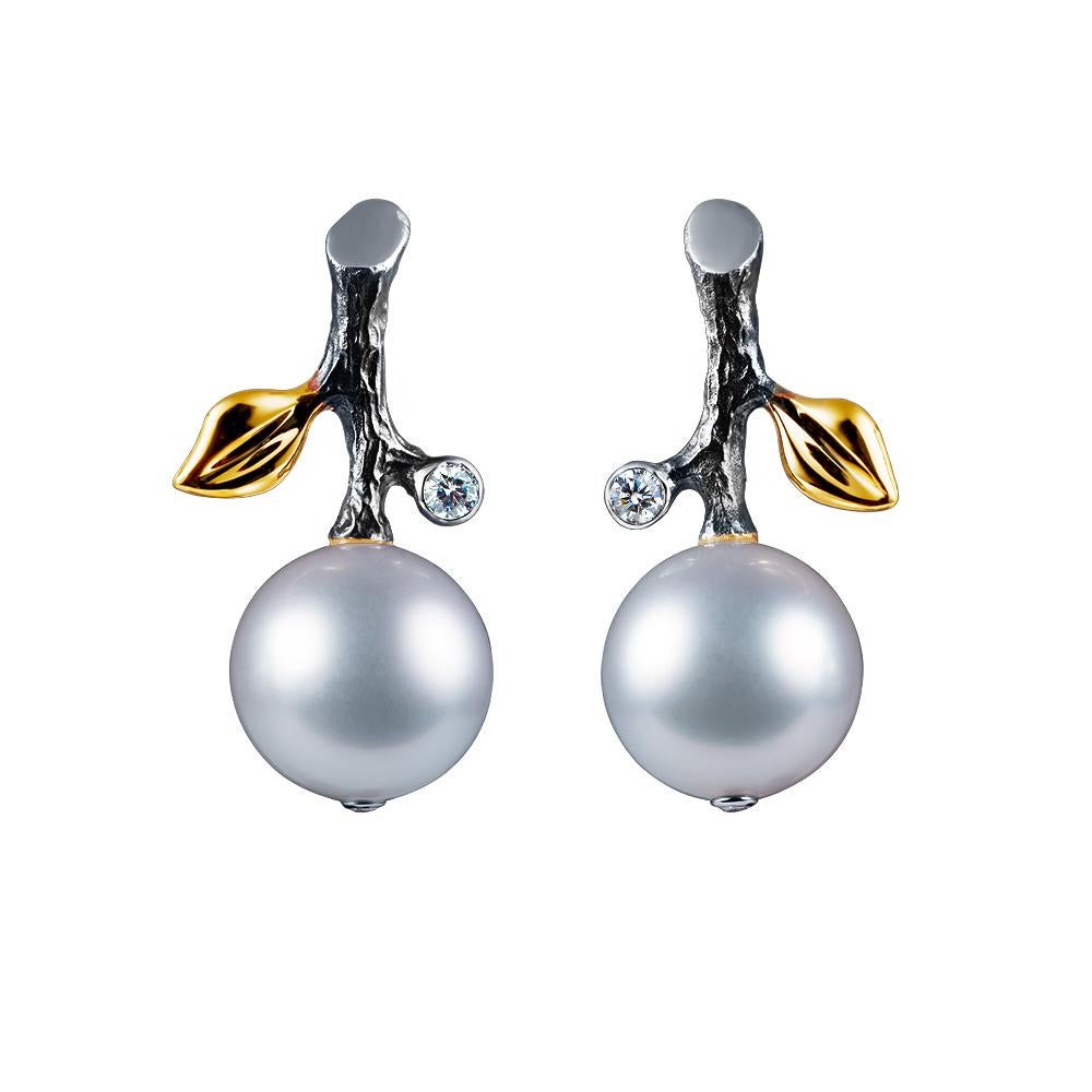 - 4 Round Diamonds - 0.12 ct, E-F/ VS
- 9,7 mm White South Sea pearls
- 14K White Gold 
- Weight: 6.69 g
This pair of earrings from the Eden collection features two White South Sea pearls of 9,7 mm diameter. The design is complete with 4 diamonds