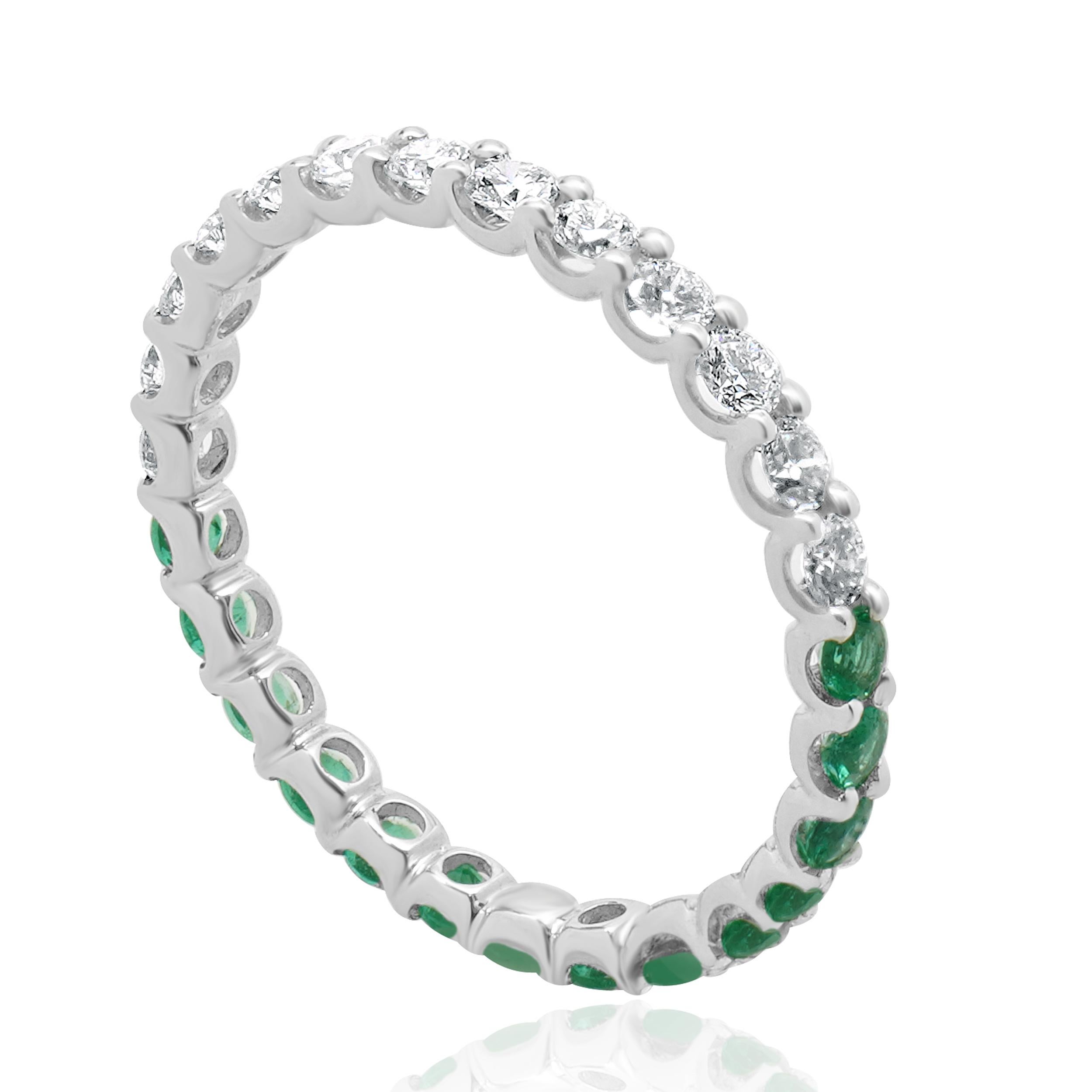 Band aus 14 Karat Weißgold mit Smaragd und Diamant (Rundschliff) im Angebot