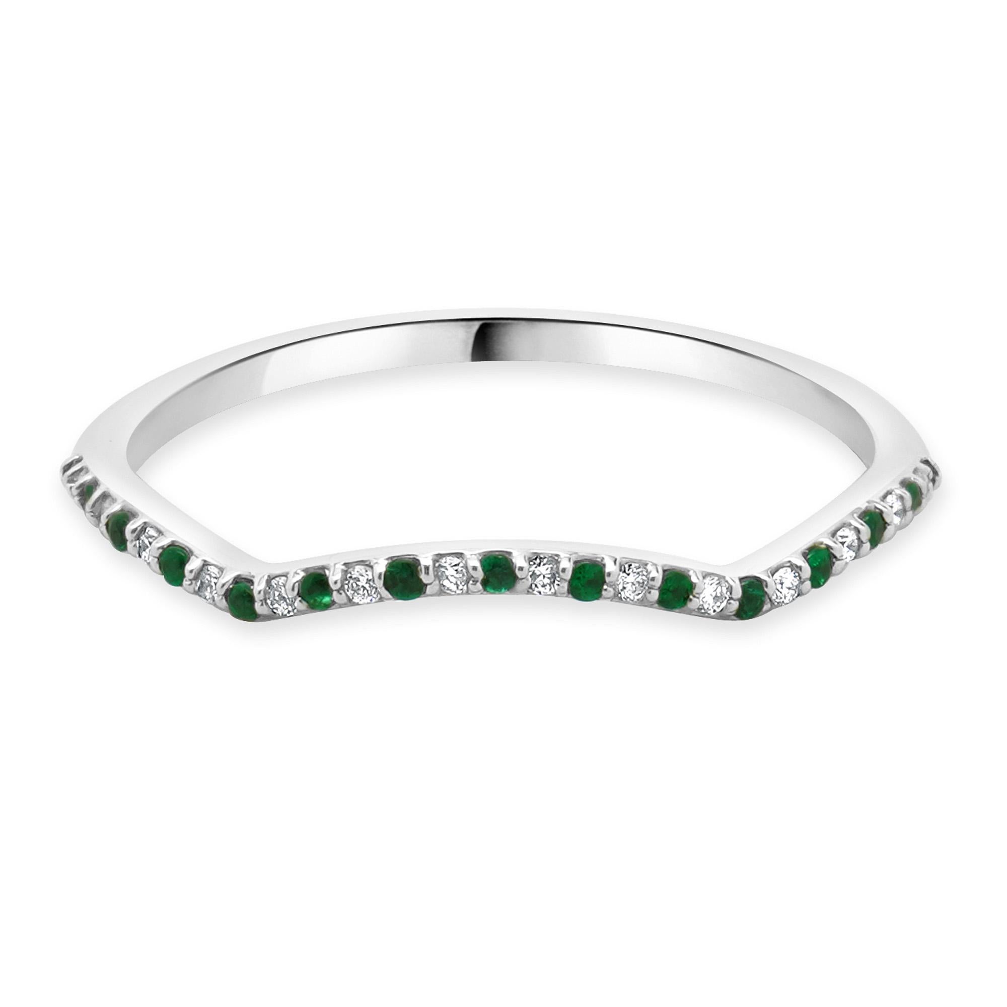 14 Karat White Gold Emerald and Diamond Band In Excellent Condition For Sale In Scottsdale, AZ