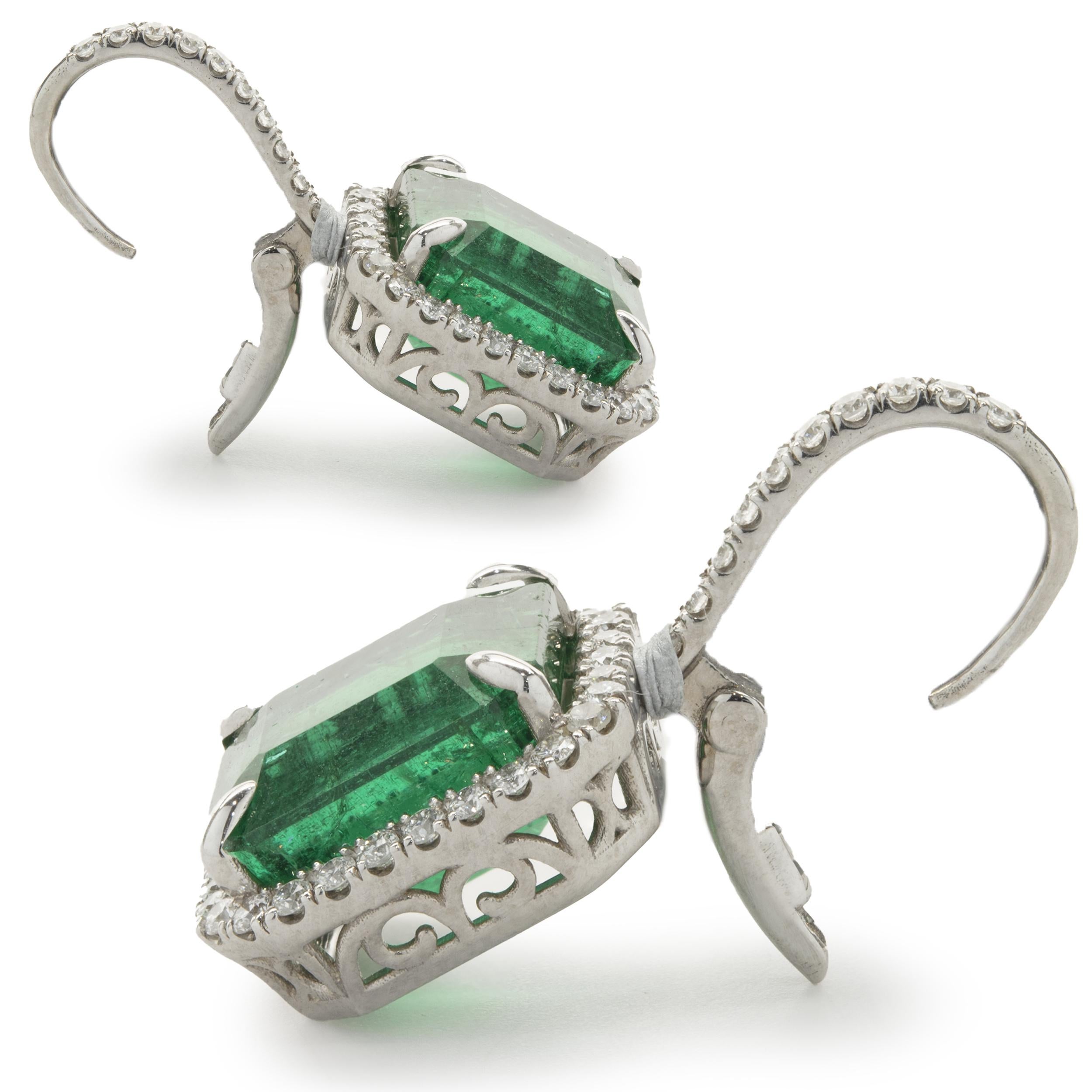 Boucles d'oreilles pendantes en or blanc 14 carats avec émeraudes et diamants Excellent état - En vente à Scottsdale, AZ