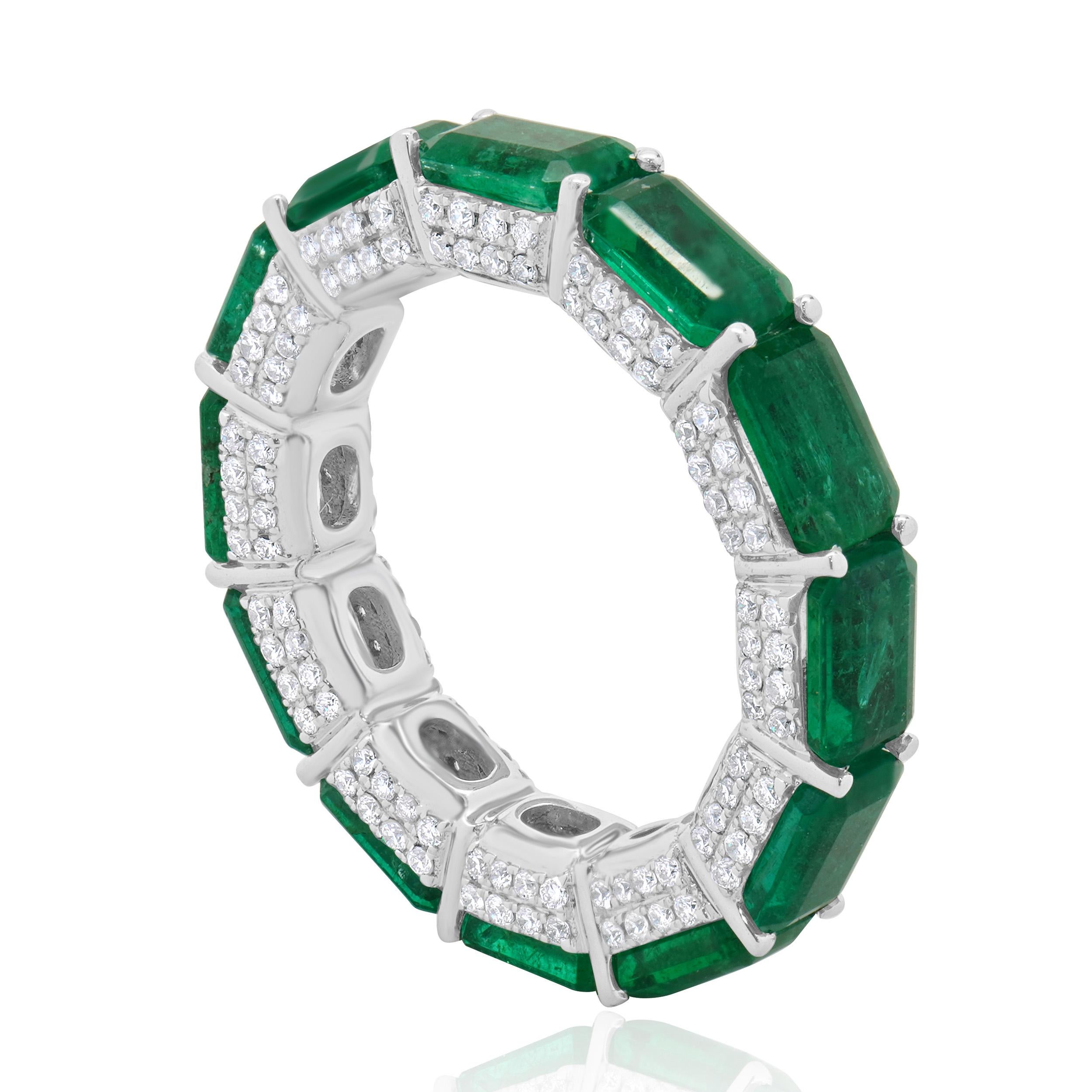 14 Karat White Gold Emerald and Diamond Eternity Band In Excellent Condition For Sale In Scottsdale, AZ
