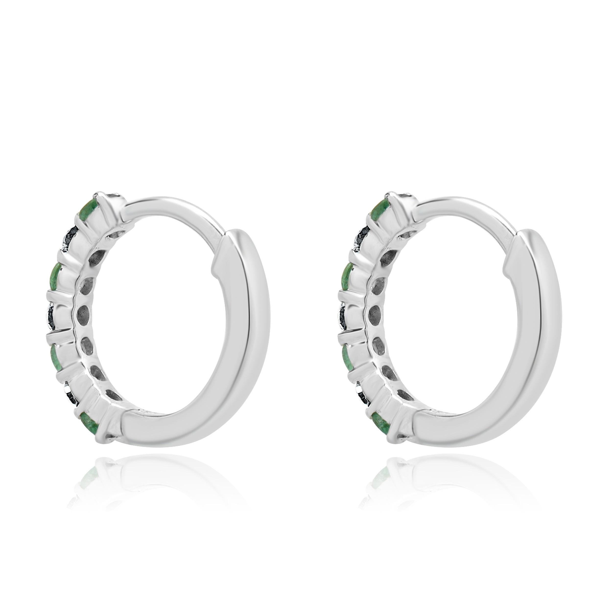 Taille ronde Boucles d'oreilles Huggie en or blanc 14 carats avec émeraudes et diamants en vente