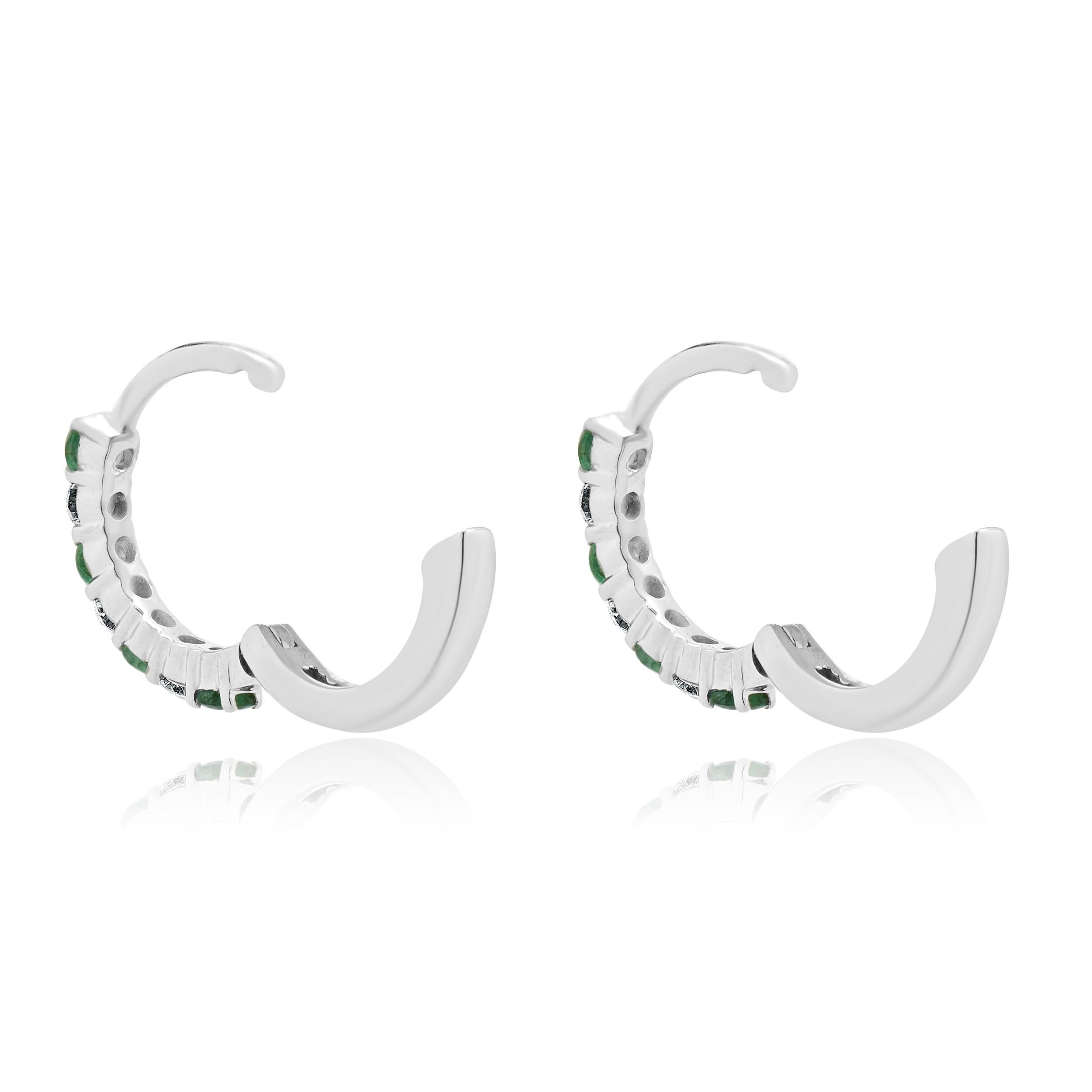Boucles d'oreilles Huggie en or blanc 14 carats avec émeraudes et diamants Excellent état - En vente à Scottsdale, AZ