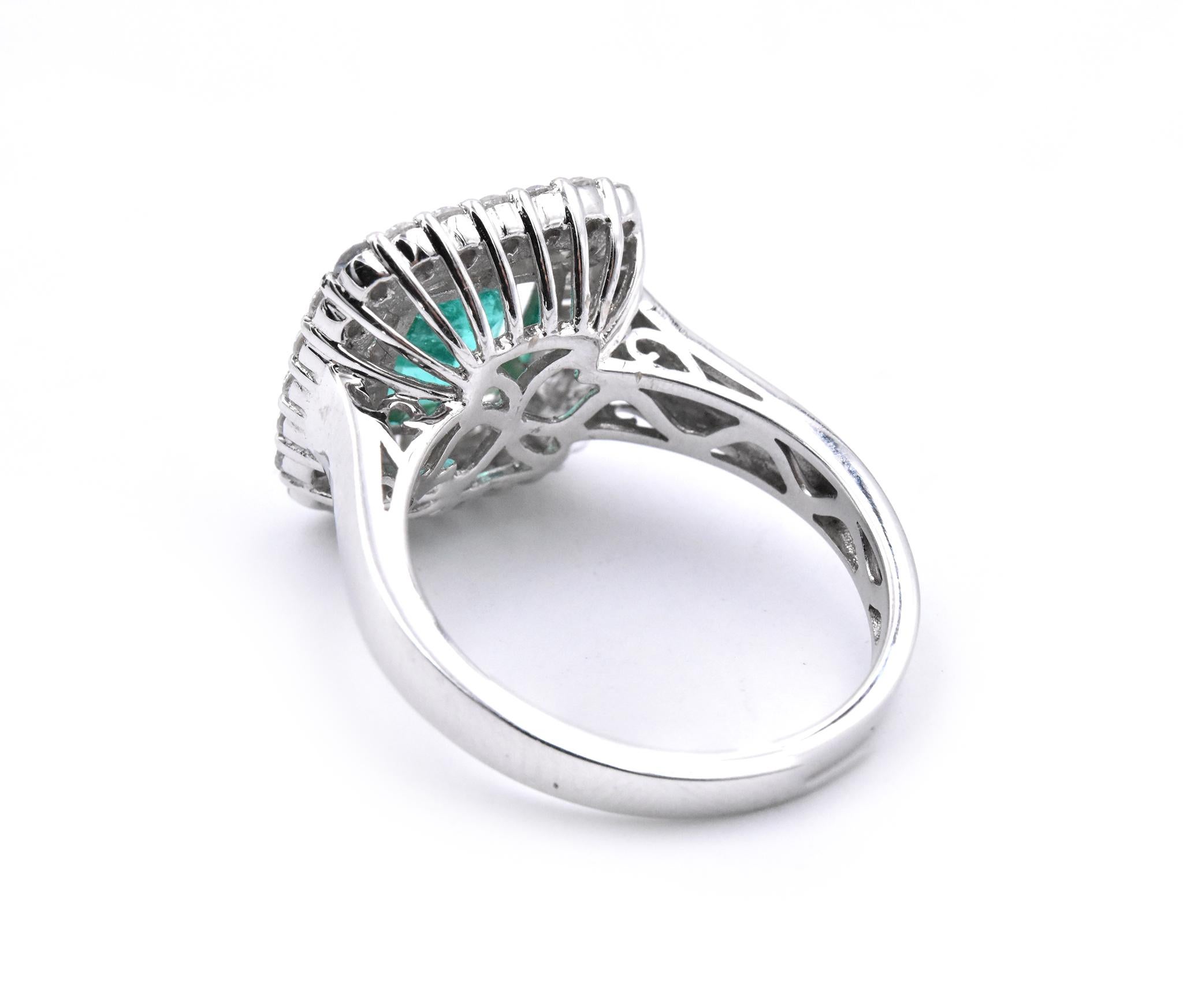 14 Karat White Gold Emerald and Diamond Ring In Excellent Condition In Scottsdale, AZ