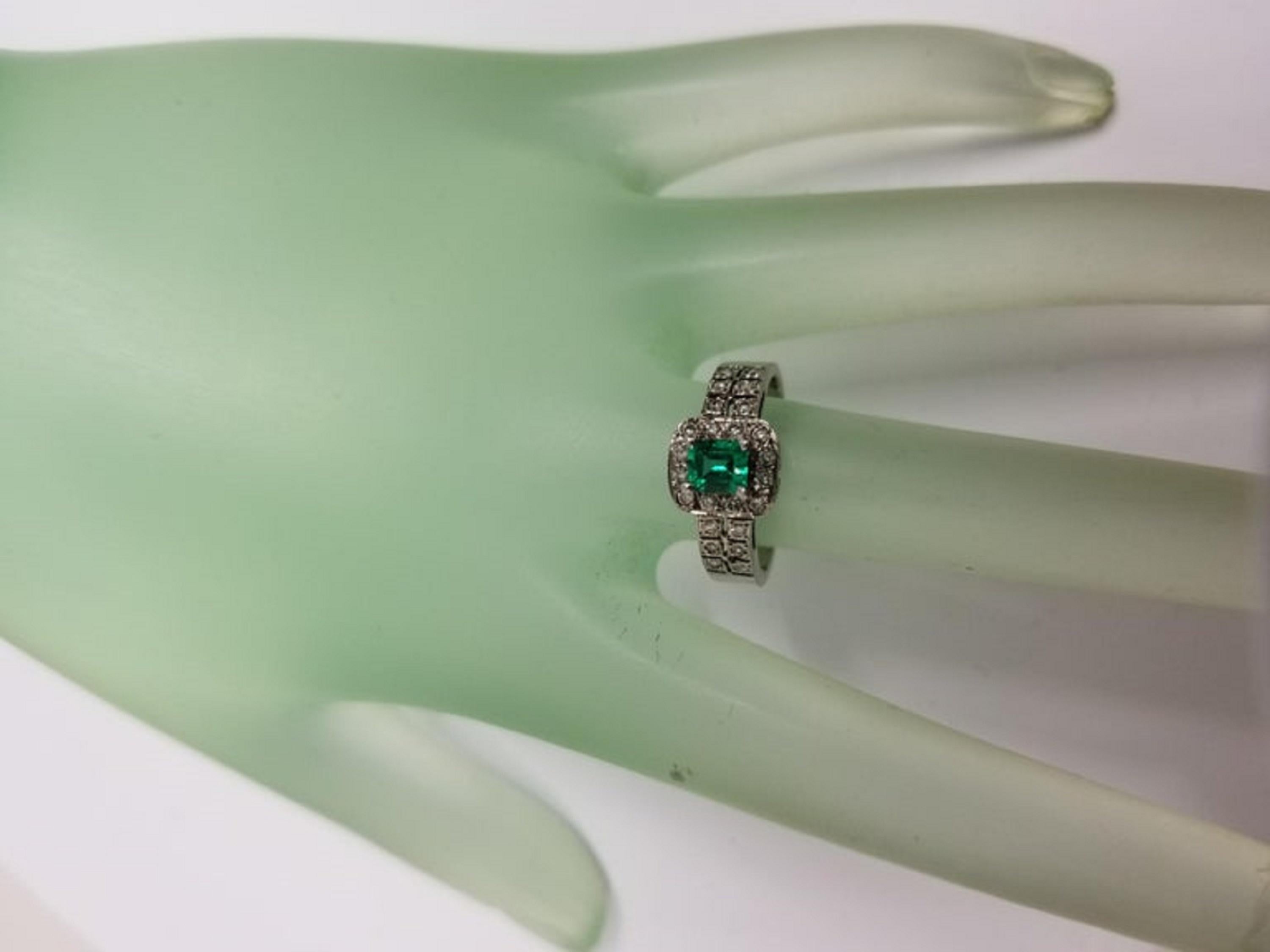 14 Karat White Gold Emerald and Diamond Ring In New Condition For Sale In Los Angeles, CA