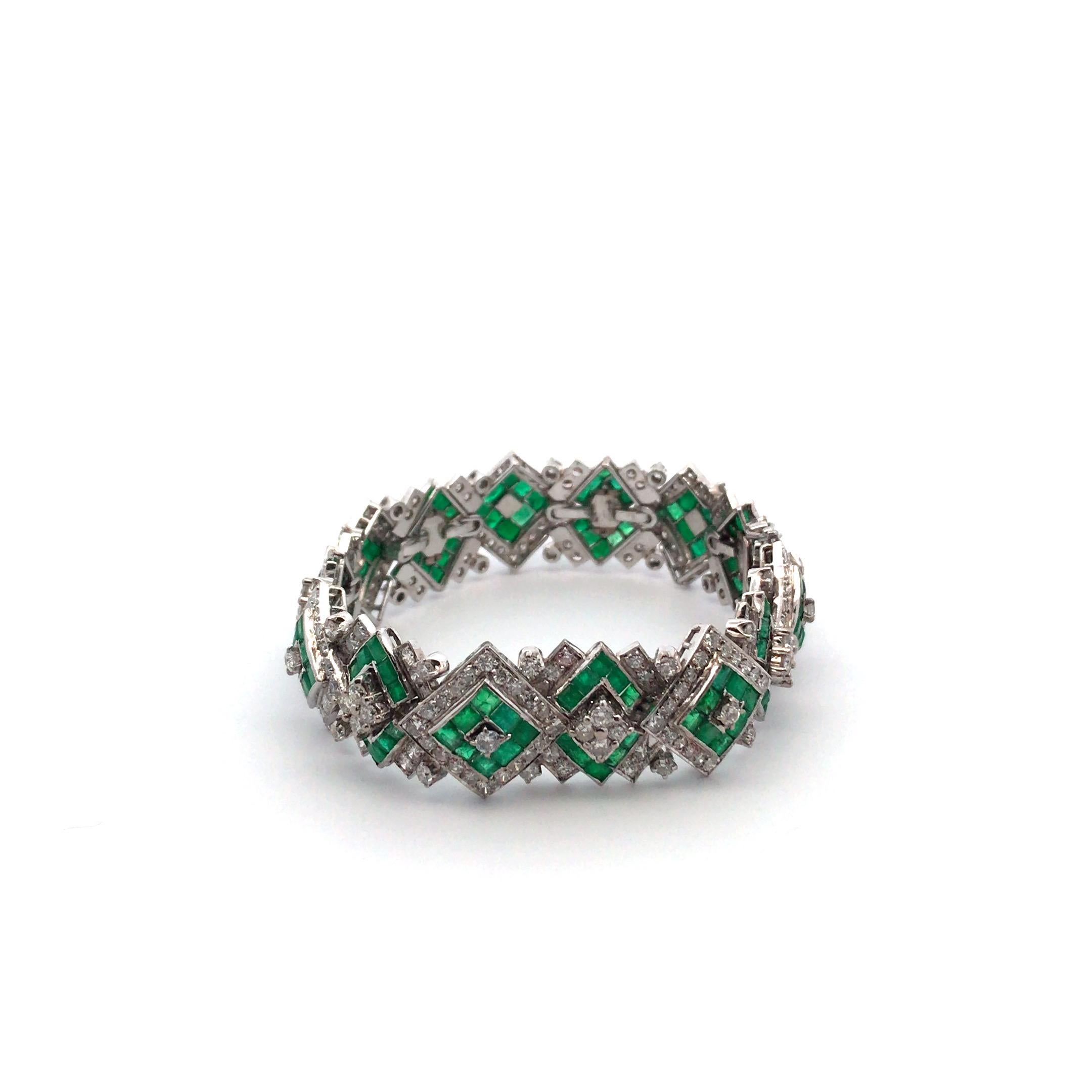 Bracciale in oro bianco 14 carati con smeraldi e diamanti del peso di 40,20 grammi, lunghezza di 6,50 pollici e larghezza di 0,65 pollici. Ci sono 126 smeraldi per un peso totale di circa 8,00 carati. Il bracciale è ulteriormente arricchito da un