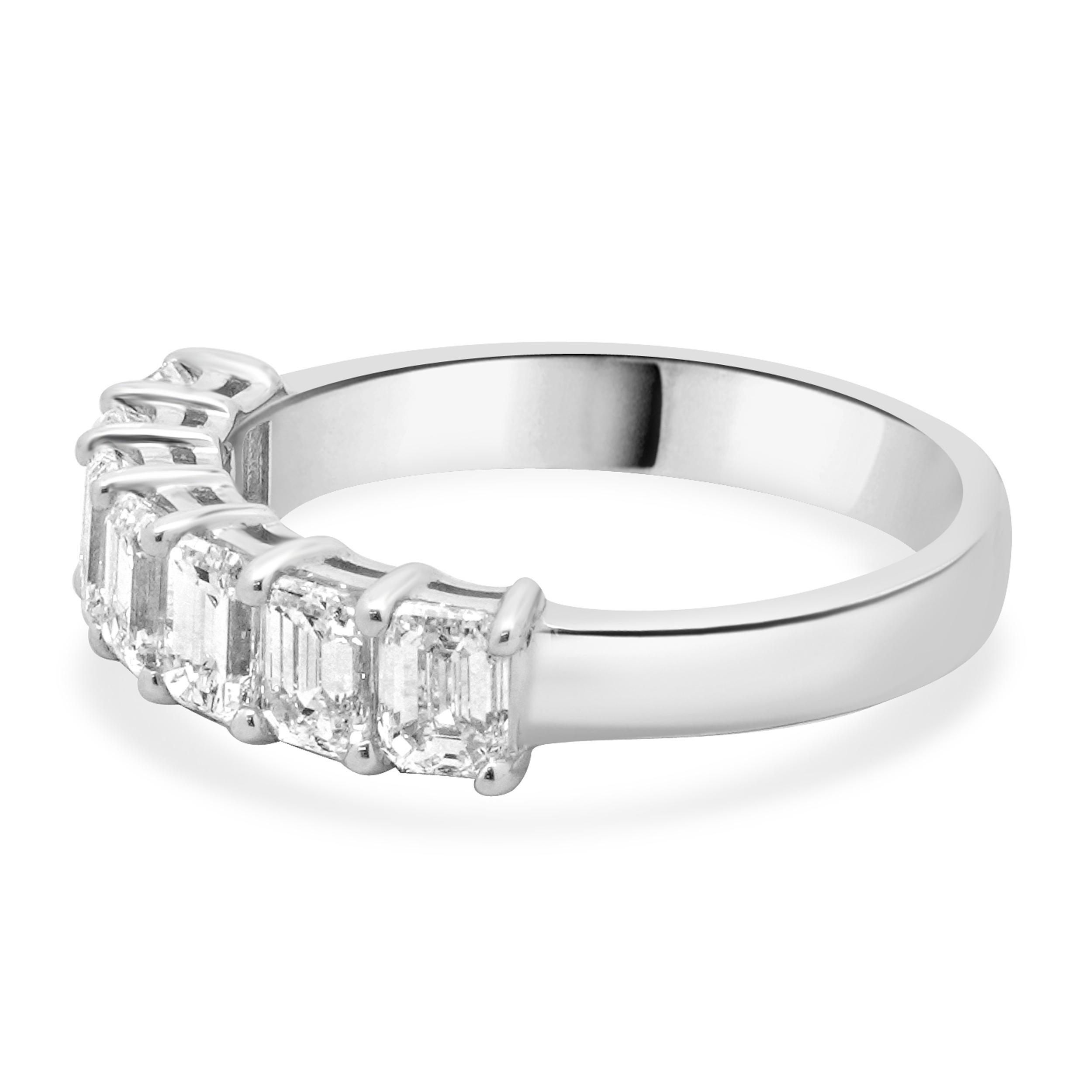 Concepteur : personnalisé
Matériau : Or blanc 14k
Diamant : 7 taille émeraude = 1,65cttw
Couleur : G
Clarté : SI1
Taille de la bague : 6.75 (veuillez prévoir deux jours de livraison supplémentaires pour les demandes de taille)
Poids : 3.41 grammes
