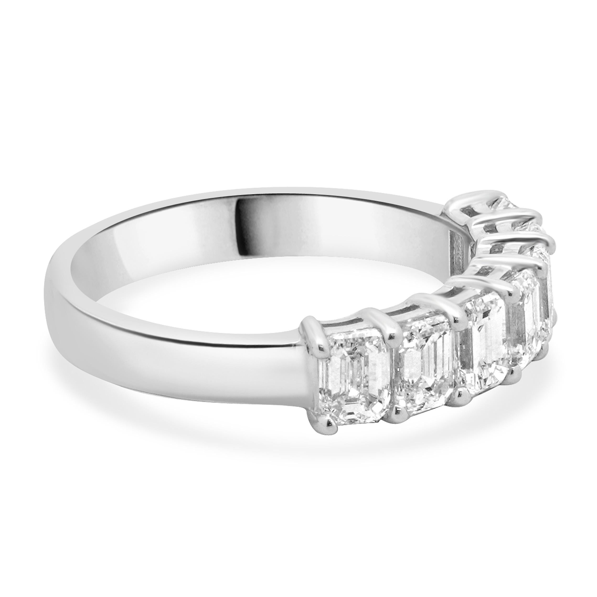 Taille émeraude Bandeau en or blanc 14 carats avec diamant taille émeraude en vente