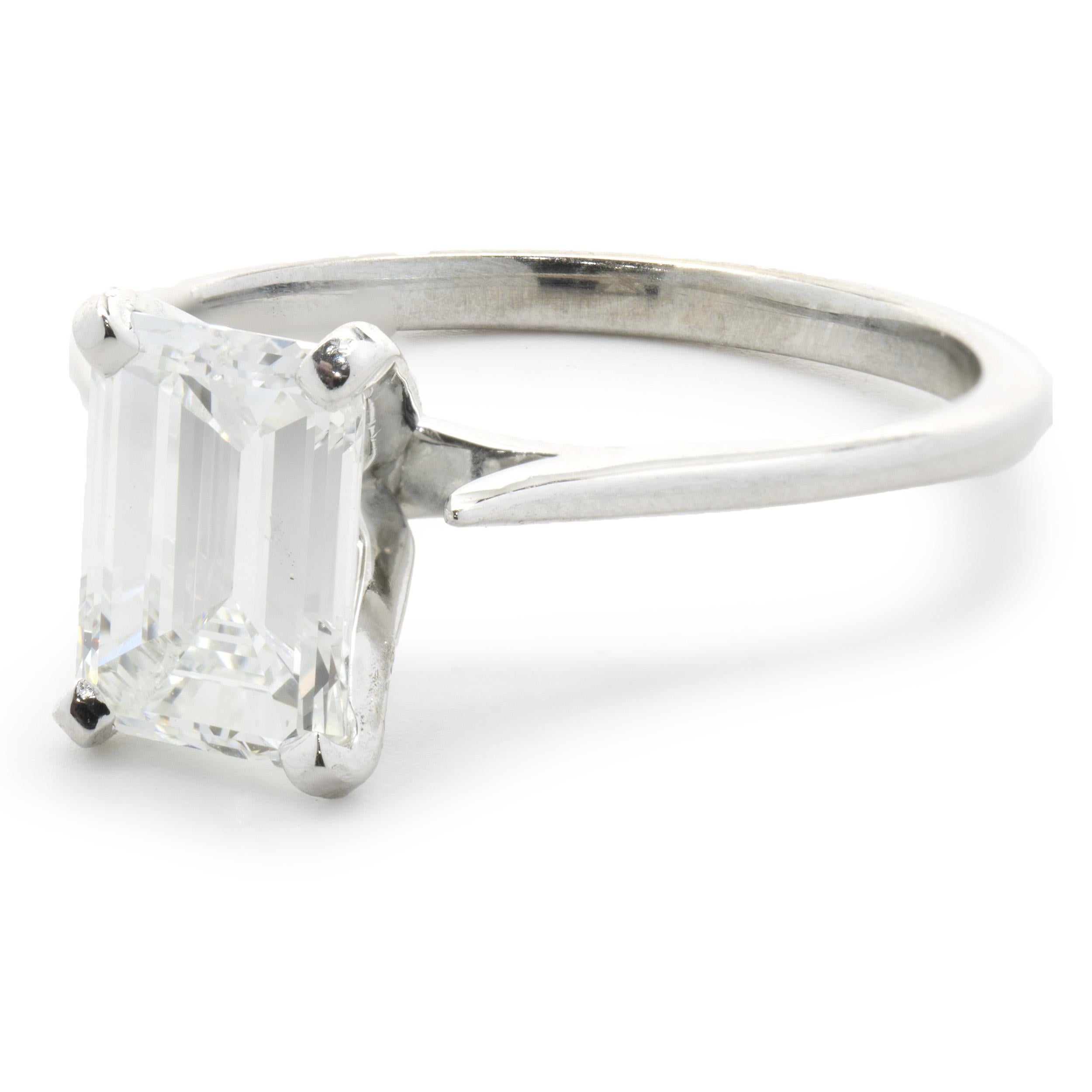 Designer: Personalizzato
Materiale: oro bianco 14 carati
Diamante: 1 taglio smeraldo = 1,25ct
Colore: G
Chiarezza: SI1
Dimensioni: la parte superiore dell'anello misura 8.25 mm di larghezza
Misura dell'anello: 7 (disponibile la misura