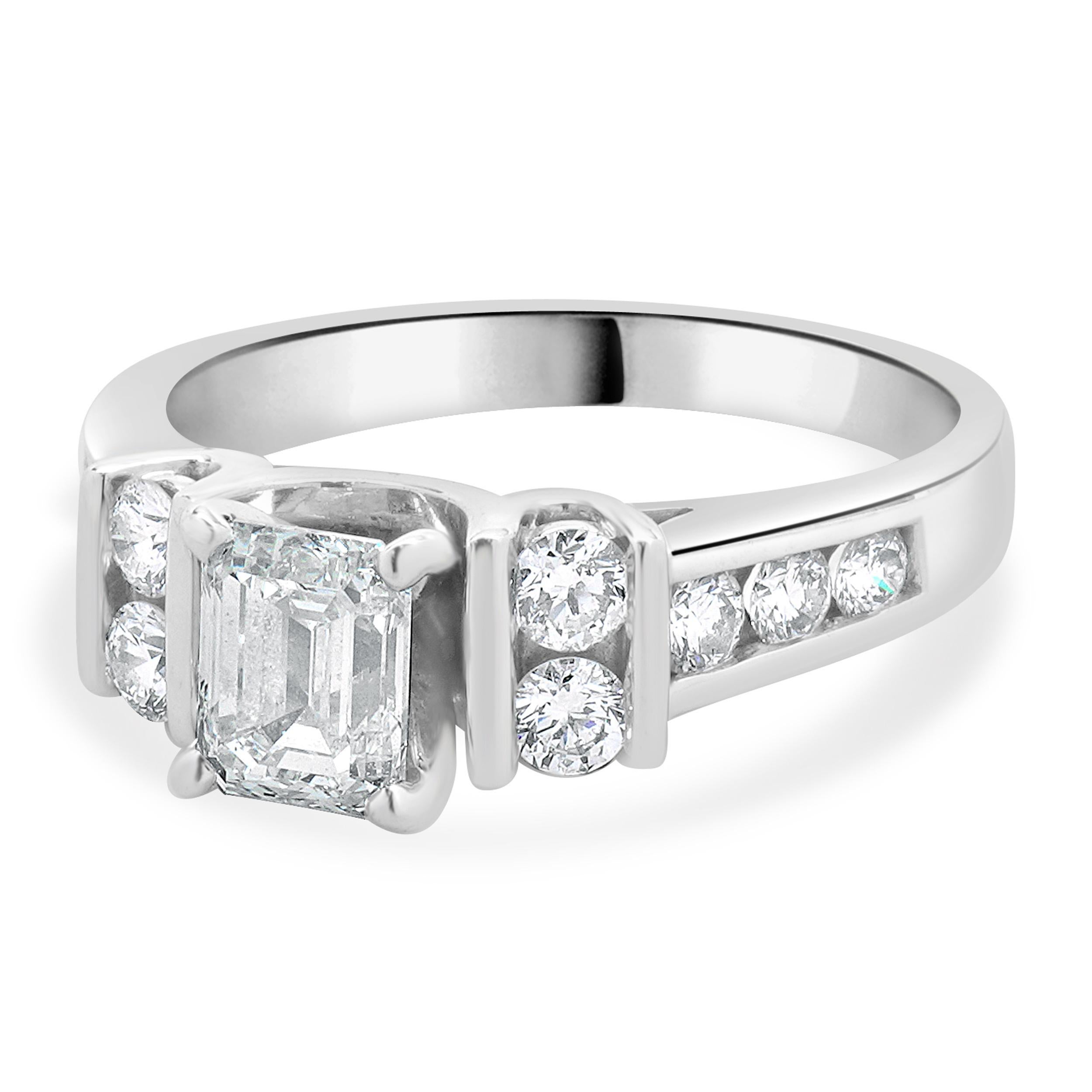 Diseñador: diseño personalizado
Material: oro blanco de 14 quilates
Diamante: 1 talla esmeralda = 0,81ct
Color : H
Claridad : SI1
Diamante: 10 talla brillante redonda = 0,51ctw
Color : H
Claridad : SI1-2
Dimensiones: la parte superior del anillo