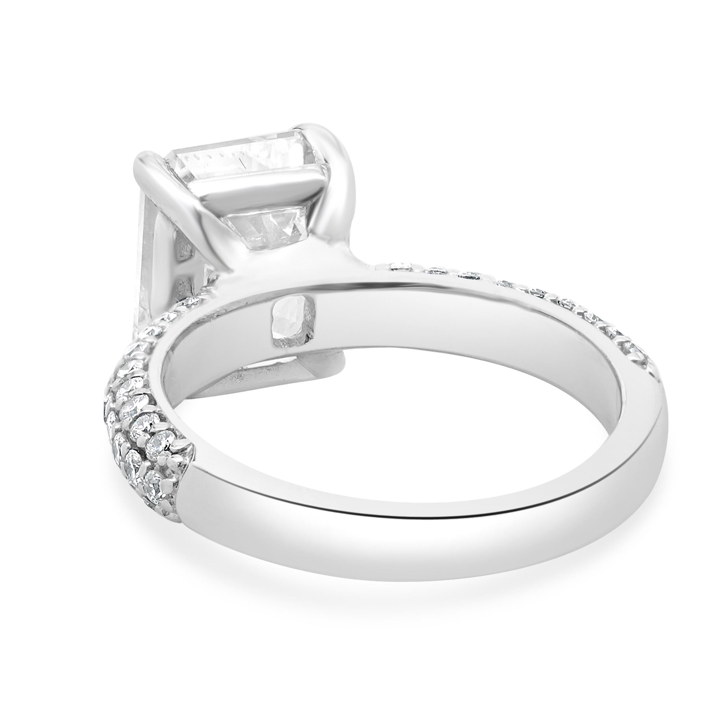 Taglio smeraldo Anello di fidanzamento con diamante taglio smeraldo in oro bianco 18 carati in vendita