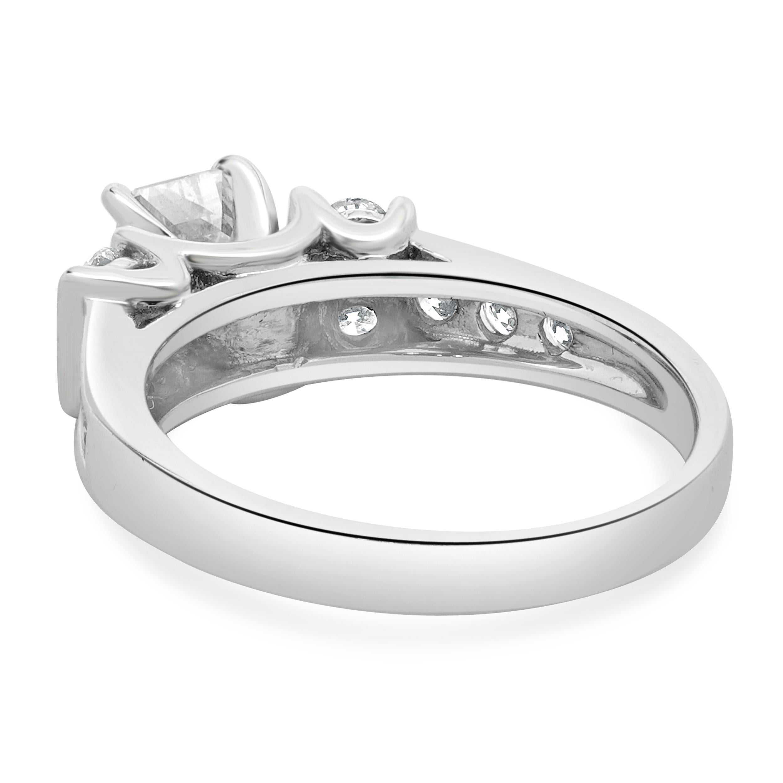Anillo de compromiso de diamantes talla esmeralda en oro blanco de 14 quilates Corte esmeralda en venta