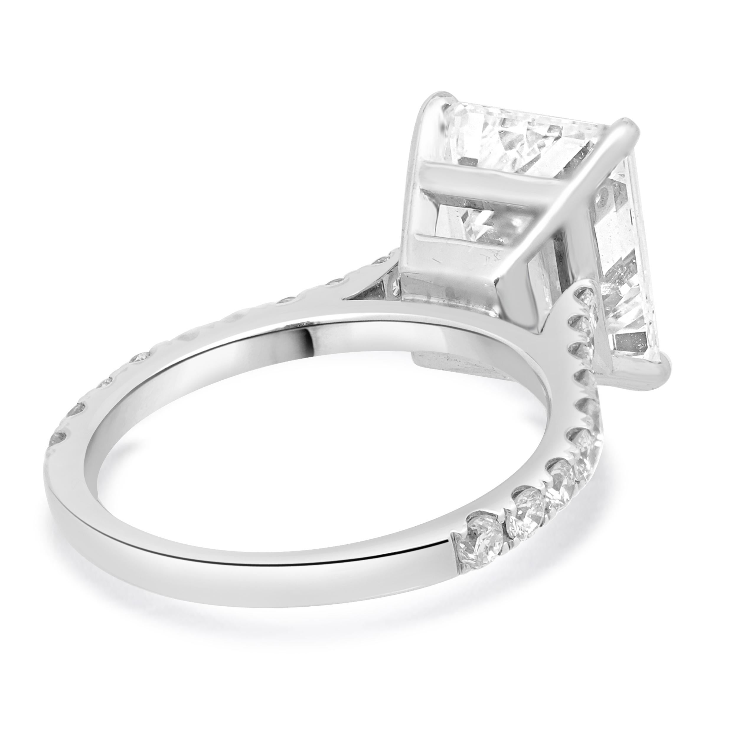 Anillo de compromiso de diamantes talla esmeralda en oro blanco de 14 quilates Corte esmeralda en venta