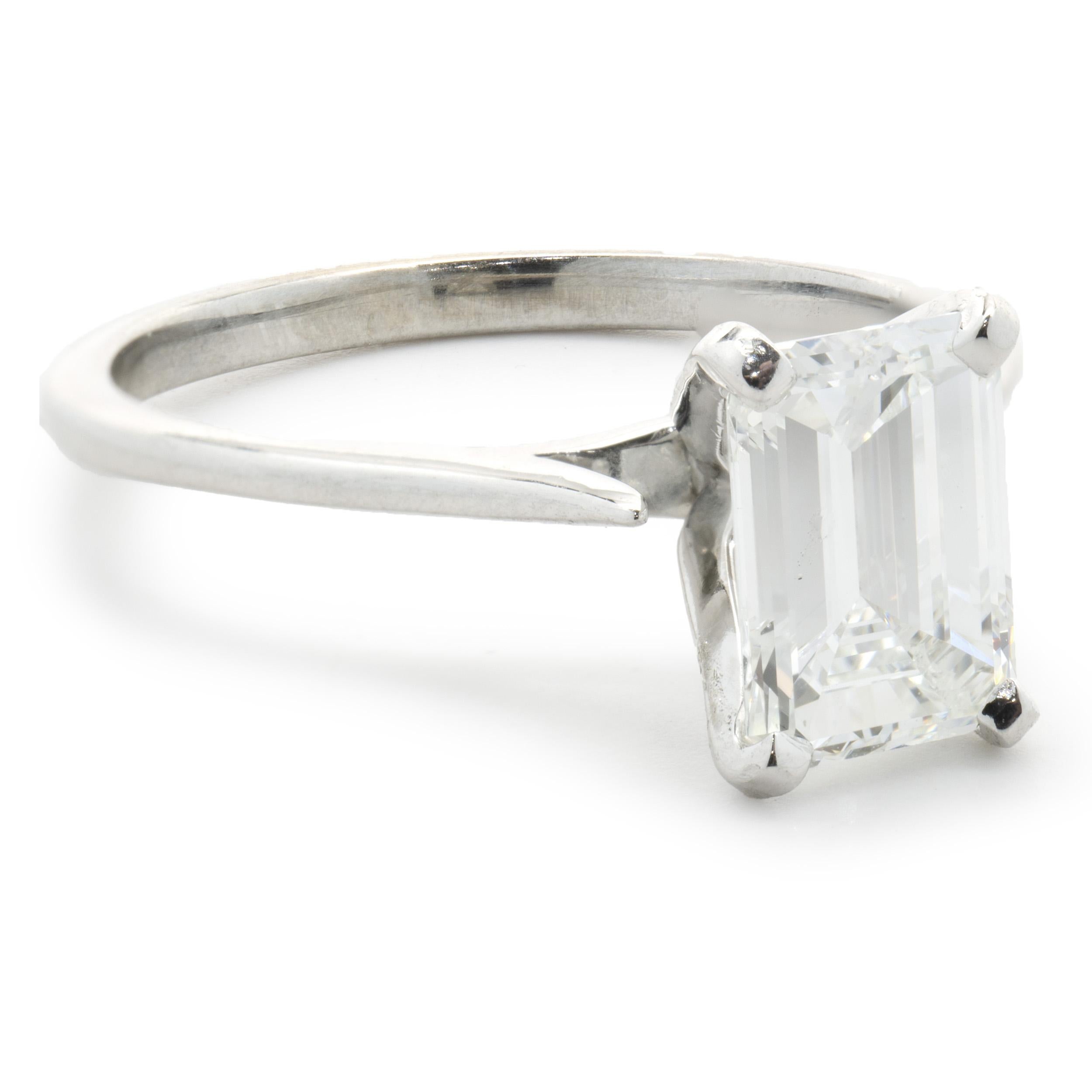 Anello di fidanzamento con diamante taglio smeraldo in oro bianco 14 carati In condizioni ottime in vendita a Scottsdale, AZ