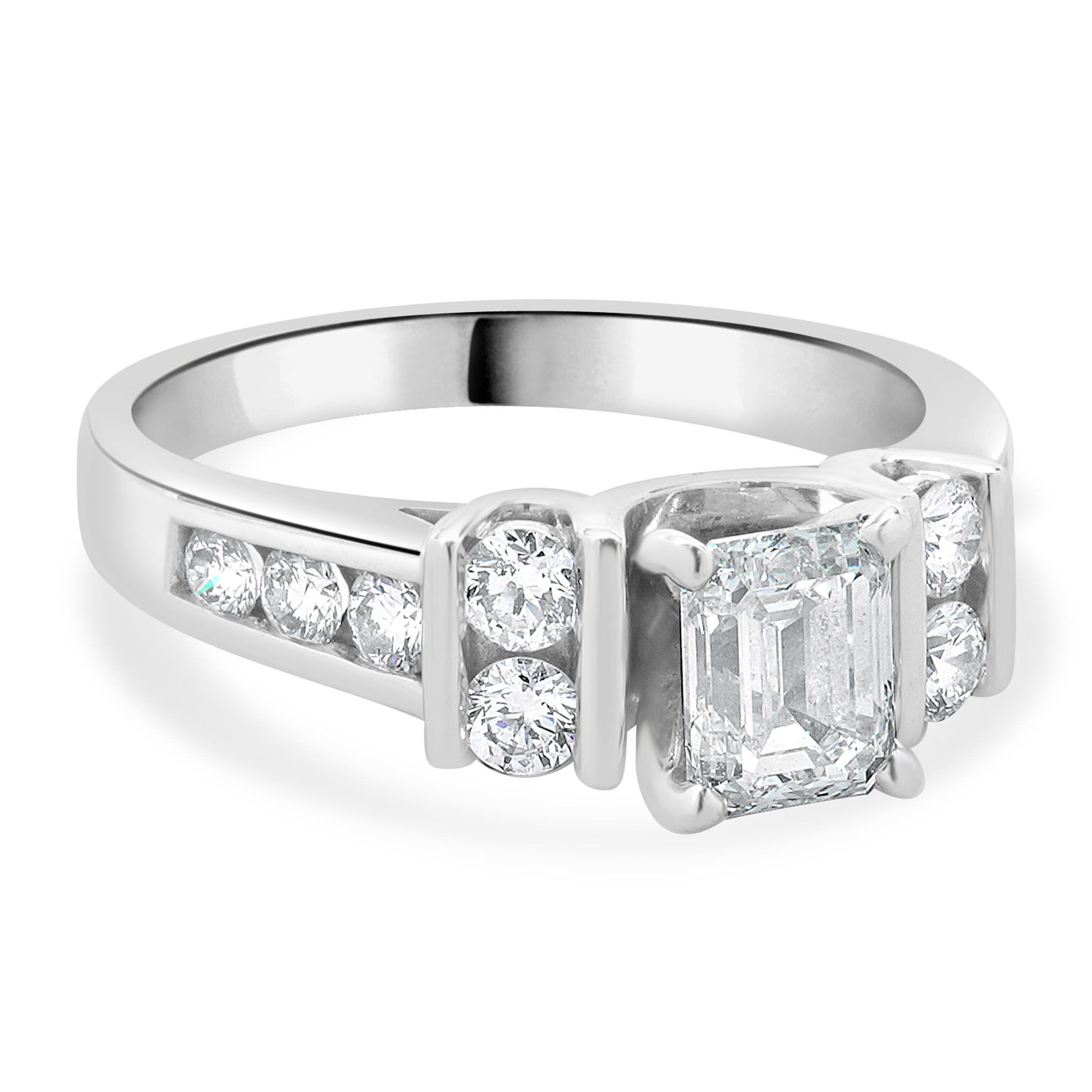 Anillo de compromiso de diamantes talla esmeralda en oro blanco de 14 quilates en Excelente estado para la venta en Scottsdale, AZ