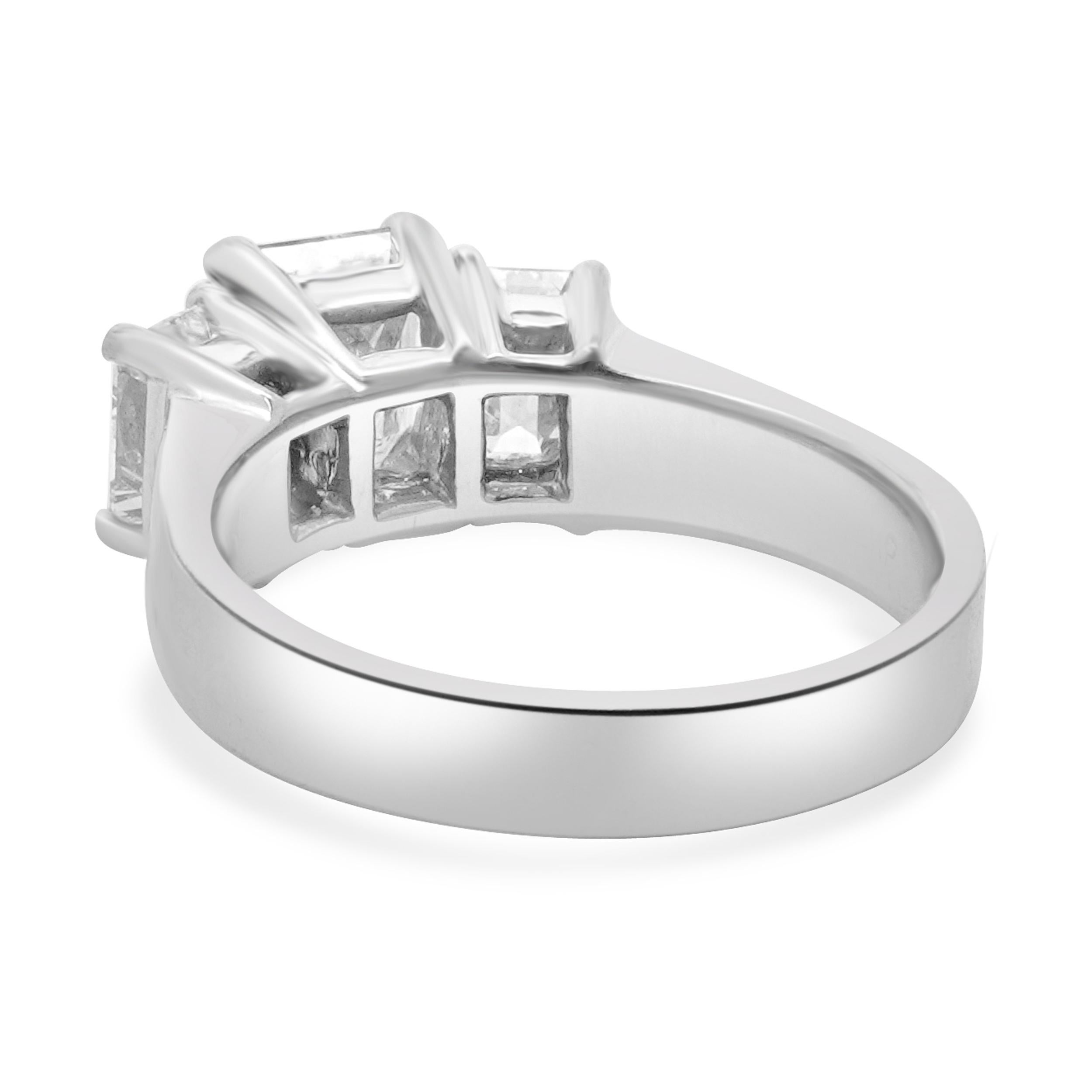 Anello di fidanzamento con diamante taglio smeraldo in oro bianco 14 carati In condizioni buone in vendita a Scottsdale, AZ