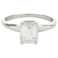 Anello di fidanzamento con diamante taglio smeraldo in oro bianco 14 carati