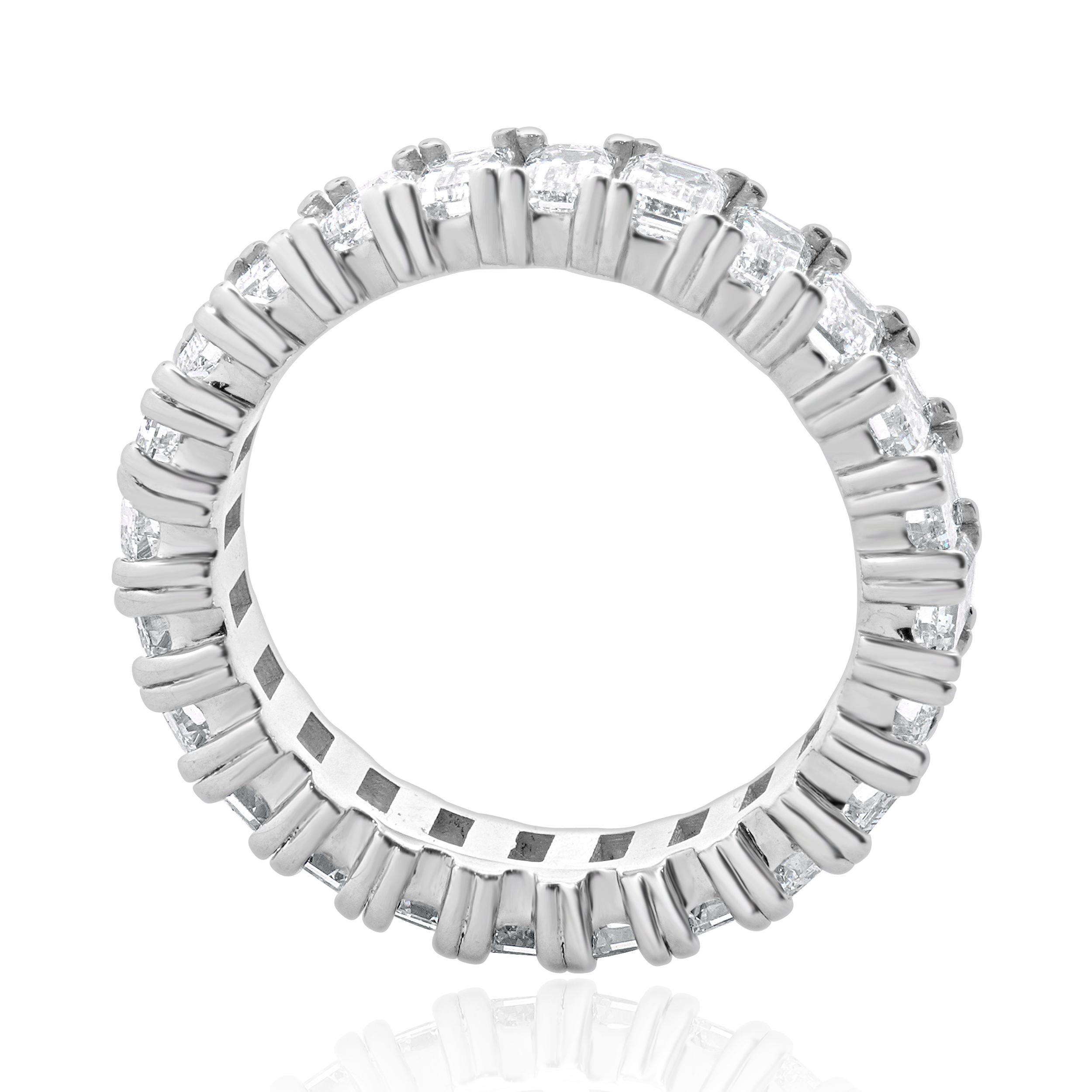 14 Karat White Gold Emerald Cut Diamond Eternity Band In Excellent Condition For Sale In Scottsdale, AZ