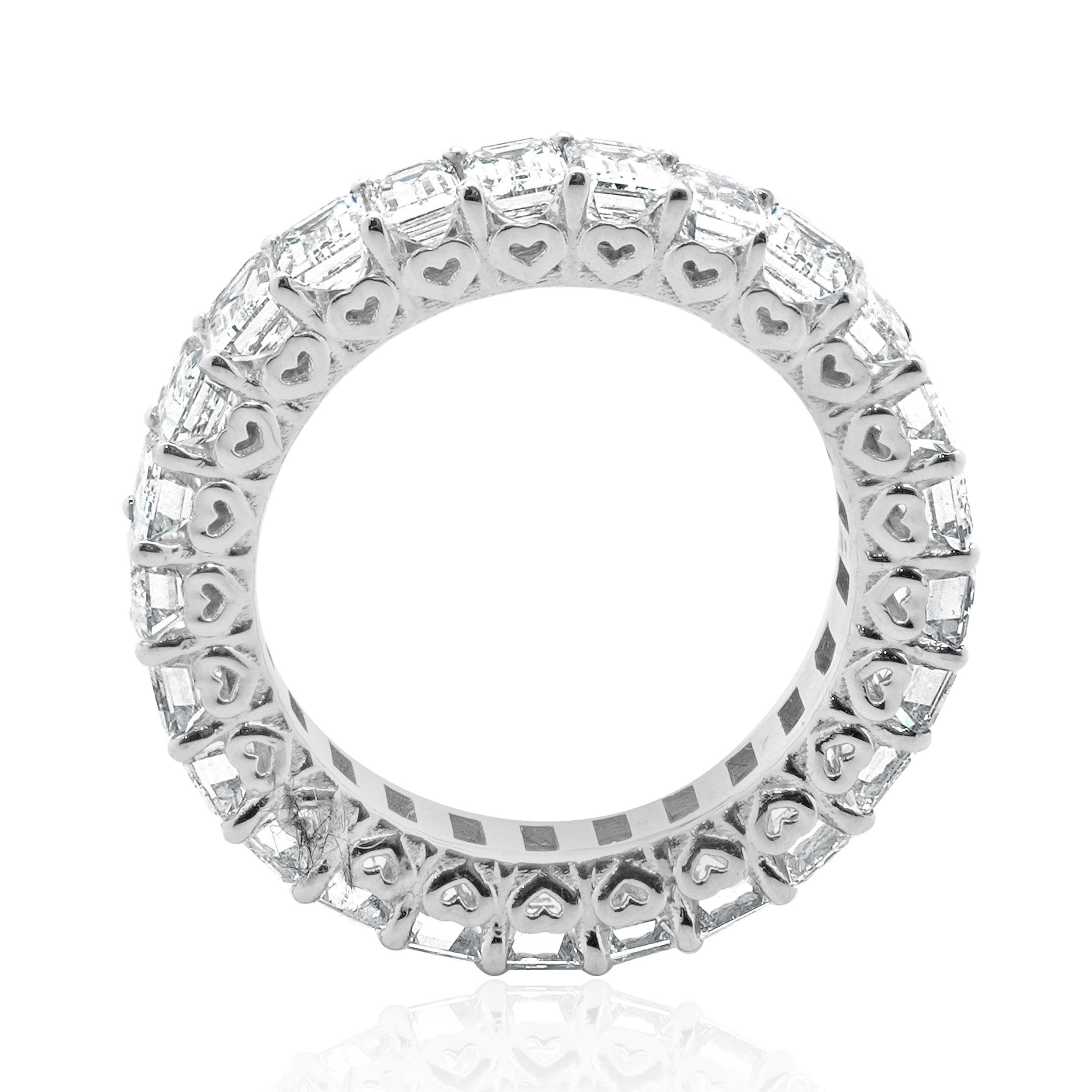 14 Karat White Gold Emerald Cut Diamond Eternity Band In Excellent Condition For Sale In Scottsdale, AZ
