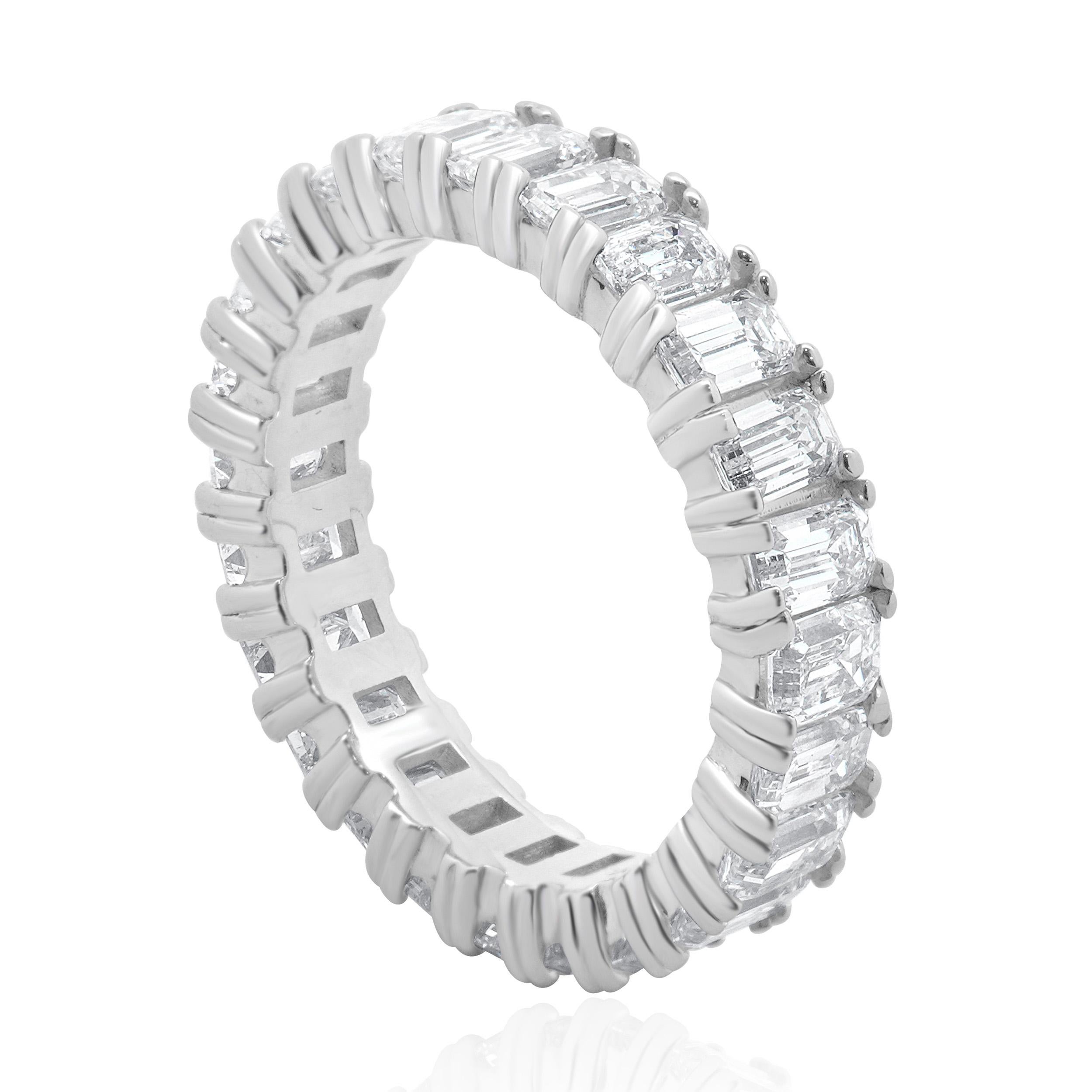 14 Karat Weißgold Eternity-Ring mit Diamanten im Smaragdschliff Damen im Angebot
