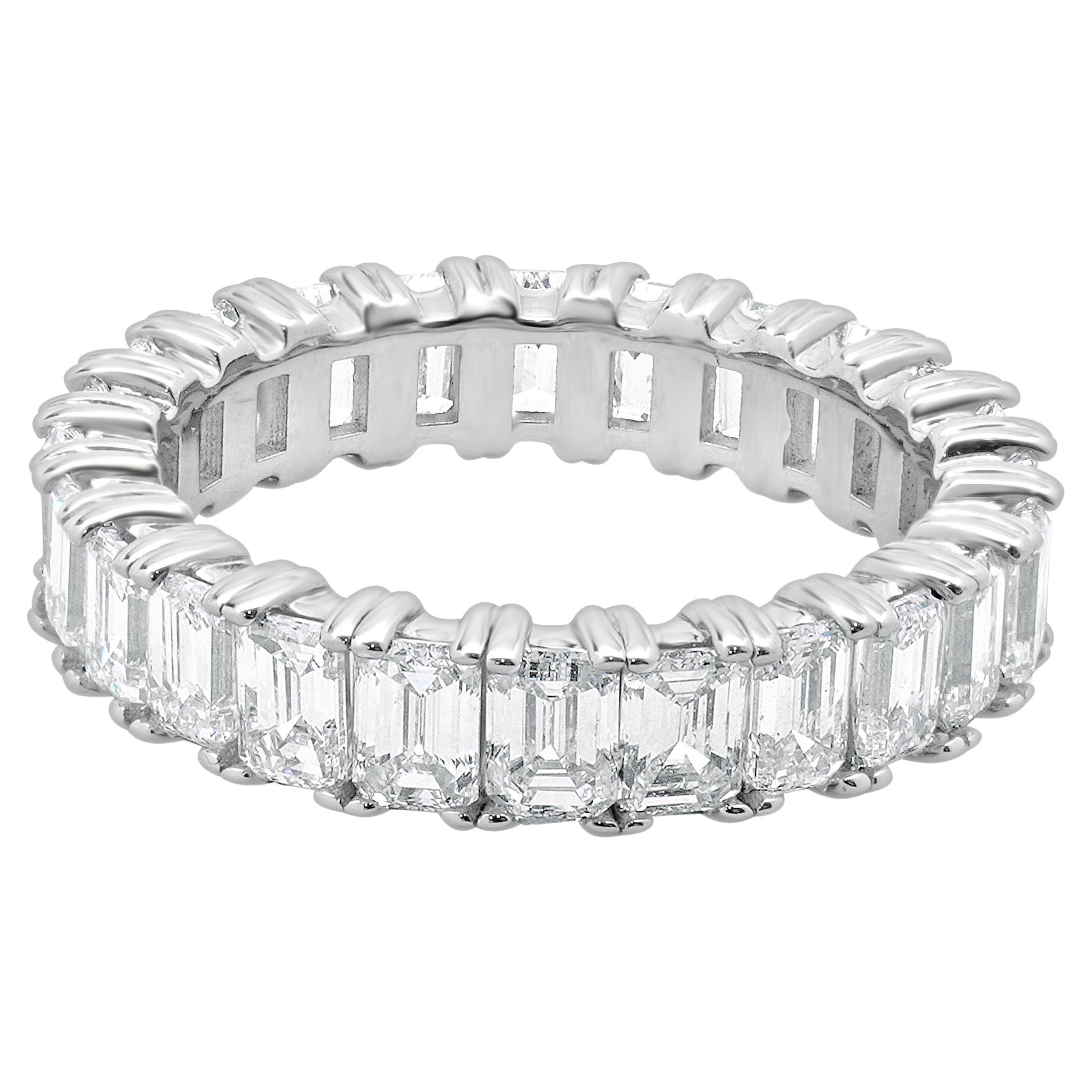 14 Karat Weißgold Eternity-Ring mit Diamanten im Smaragdschliff im Angebot
