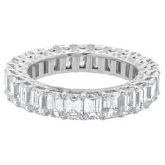 Alianza de eternidad de diamantes talla esmeralda en oro blanco de 14 quilates