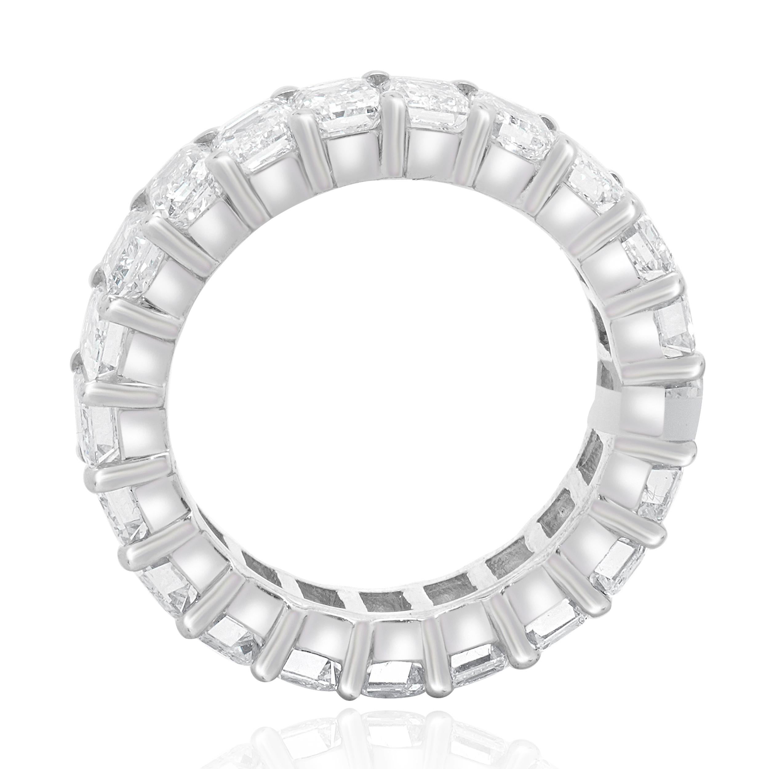 Taille émeraude Bague d'éternité en or blanc 14 carats avec diamant taille émeraude en vente