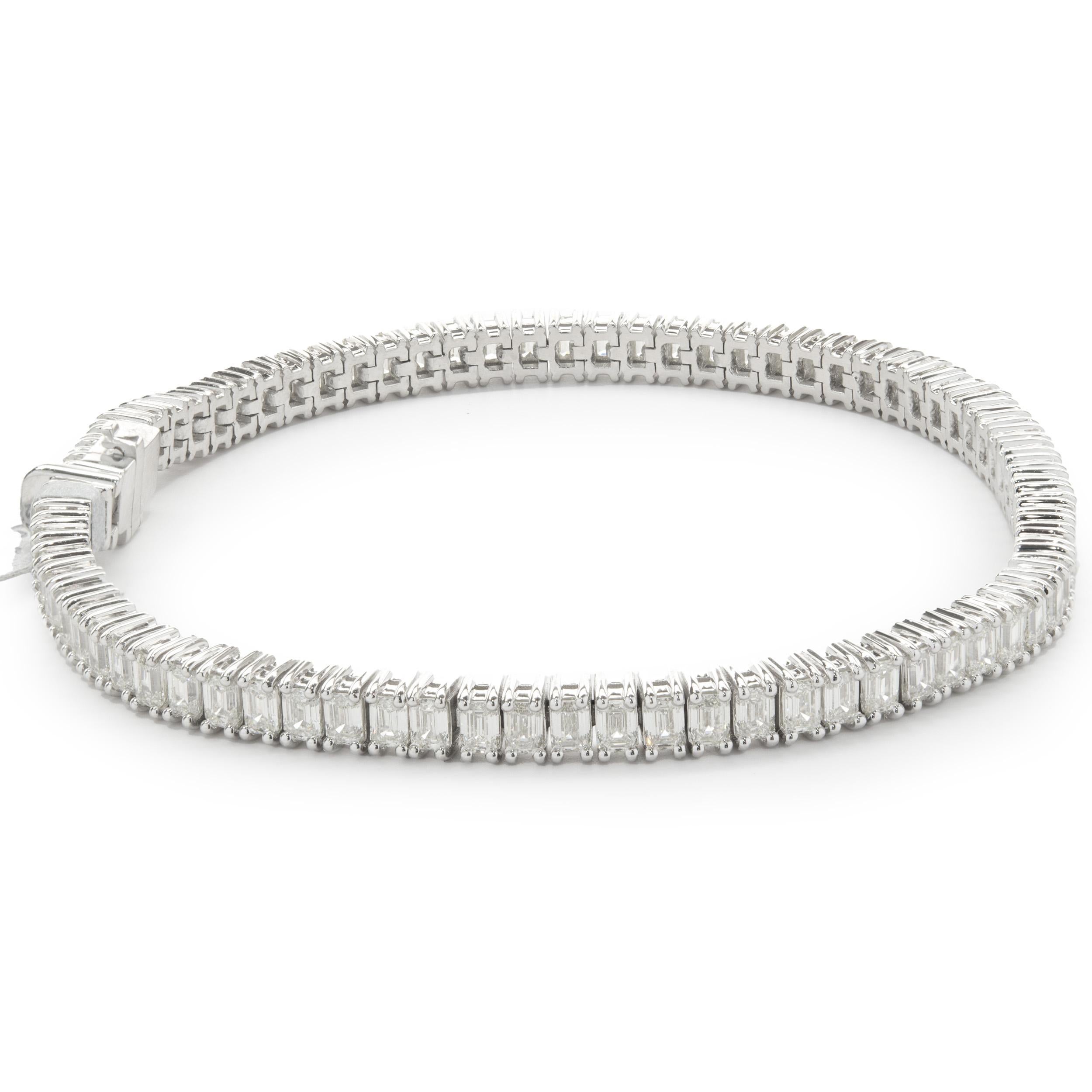 14 Karat White Gold Emerald Cut Diamond Tennis Bracelet In Excellent Condition In Scottsdale, AZ