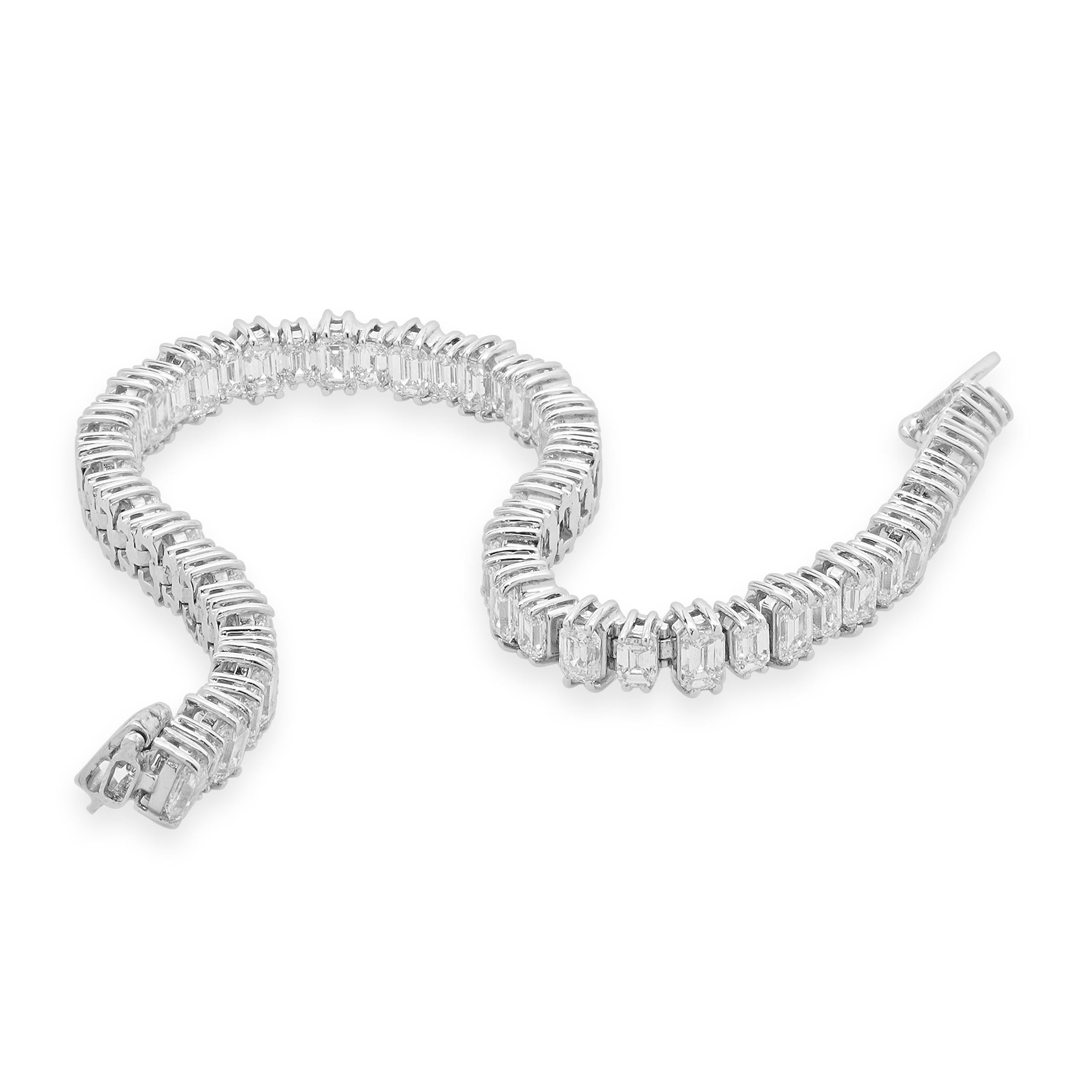 14 Karat White Gold Emerald Cut Diamond Tennis Bracelet In Excellent Condition In Scottsdale, AZ