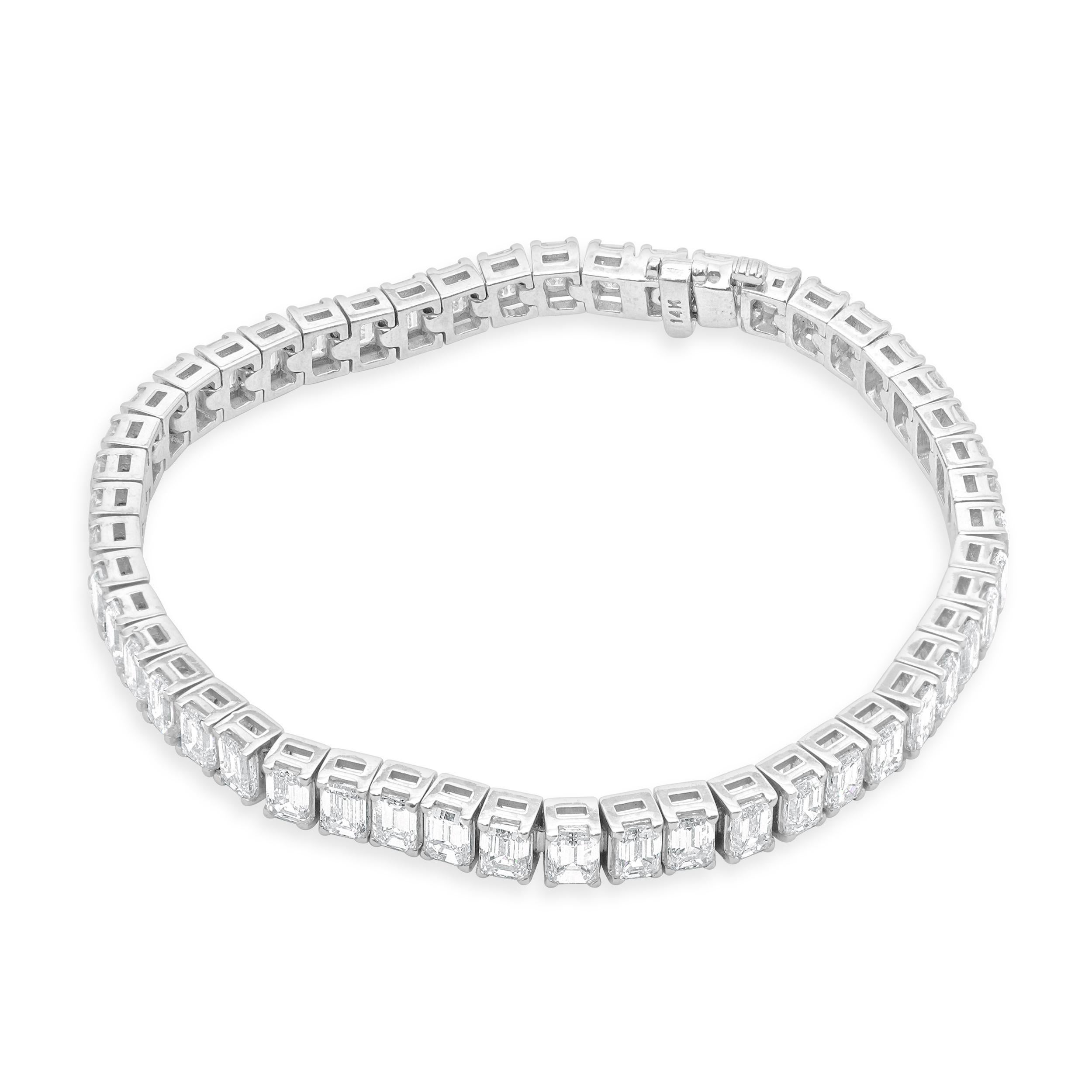 14 Karat White Gold Emerald Cut Diamond Tennis Bracelet In Excellent Condition For Sale In Scottsdale, AZ
