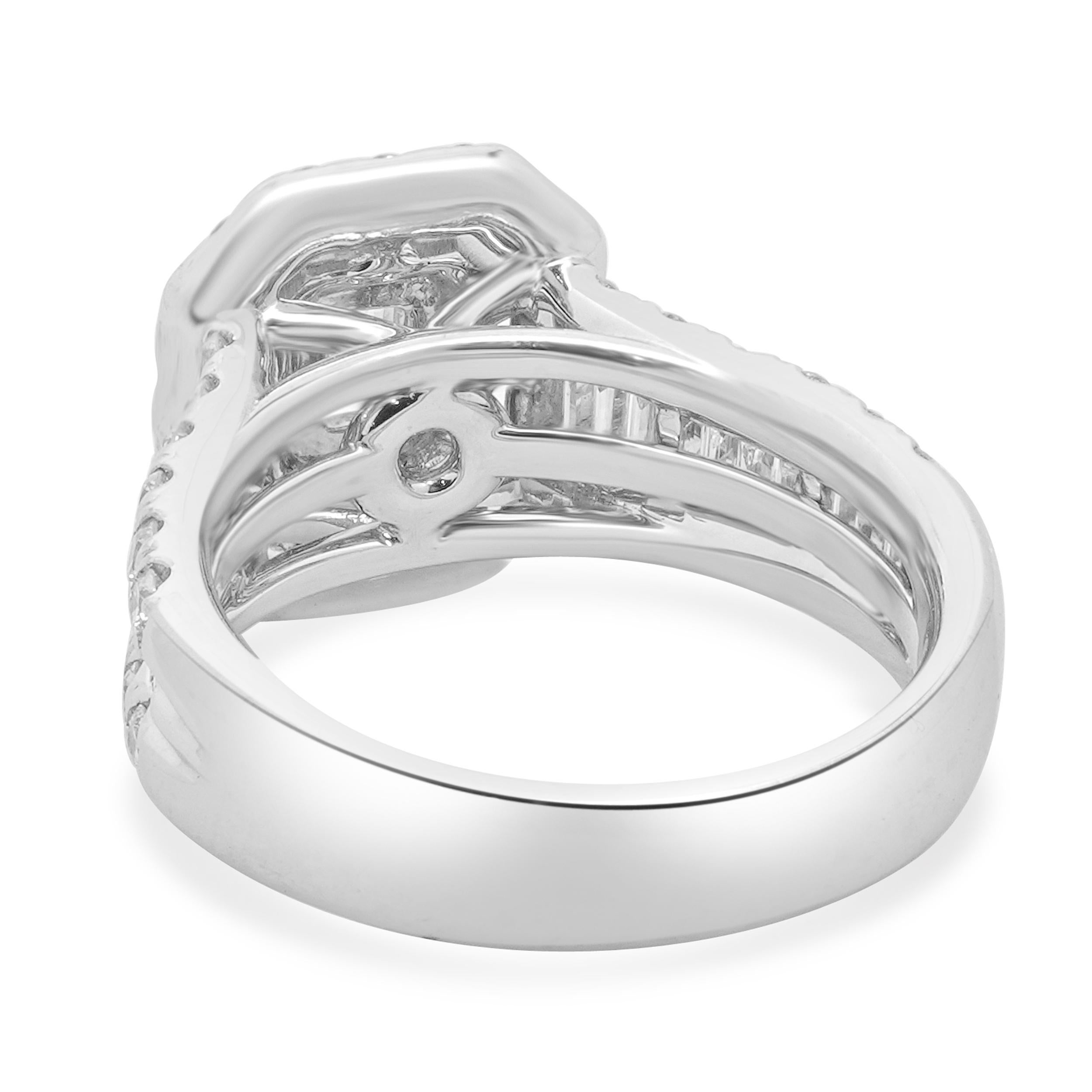 Anello di fidanzamento con diamante a doppio alone in oro bianco 14 carati con taglio smeraldo In condizioni ottime in vendita a Scottsdale, AZ