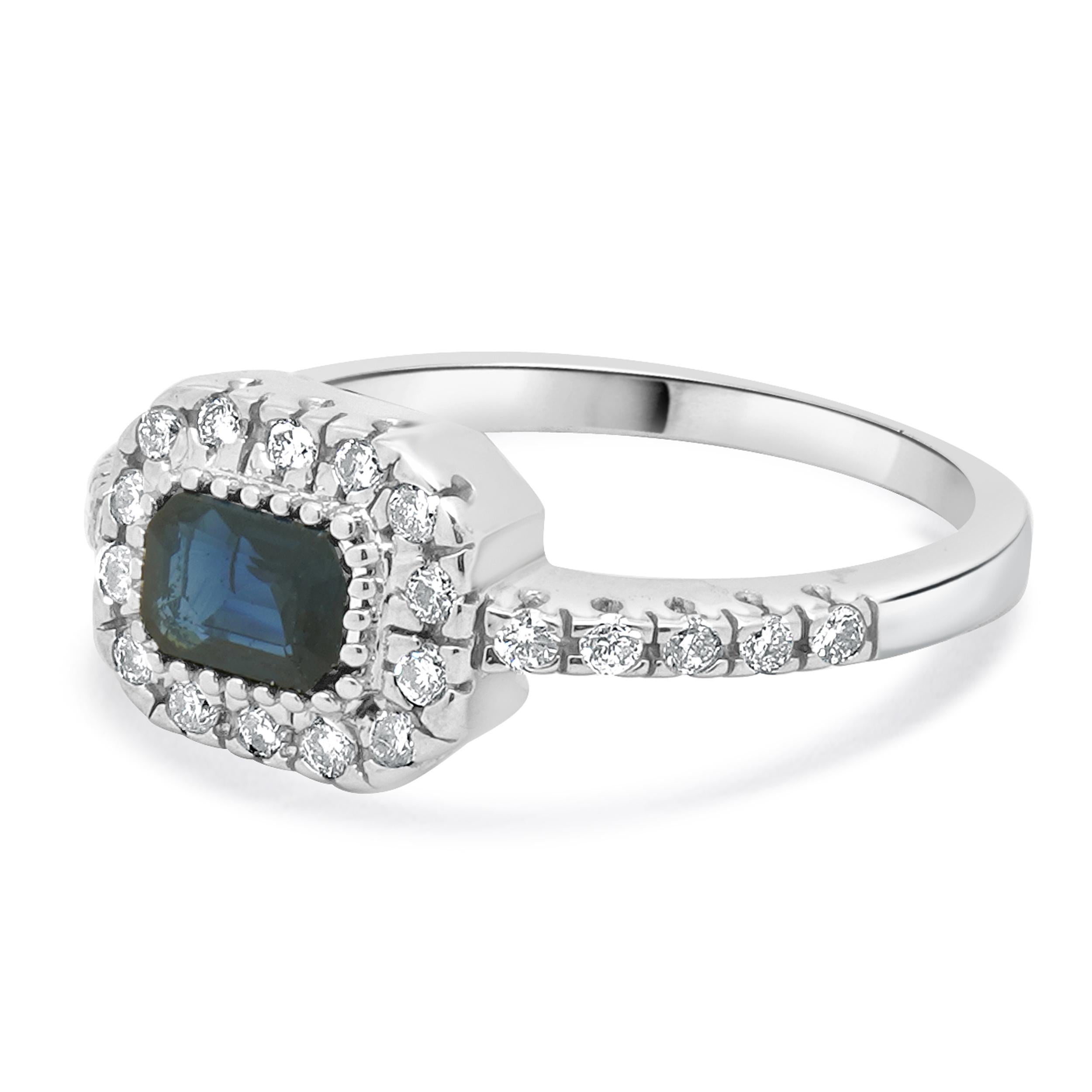 Matériau : Or blanc 14k
Saphir : 1 taille émeraude = 0,80cttw
Diamants : 24 tailles rondes = 0,25cttw
Taille de l'anneau : 8 (veuillez prévoir jusqu'à 2 jours ouvrables supplémentaires pour les demandes de taille)
Poids : 4,8 grammes