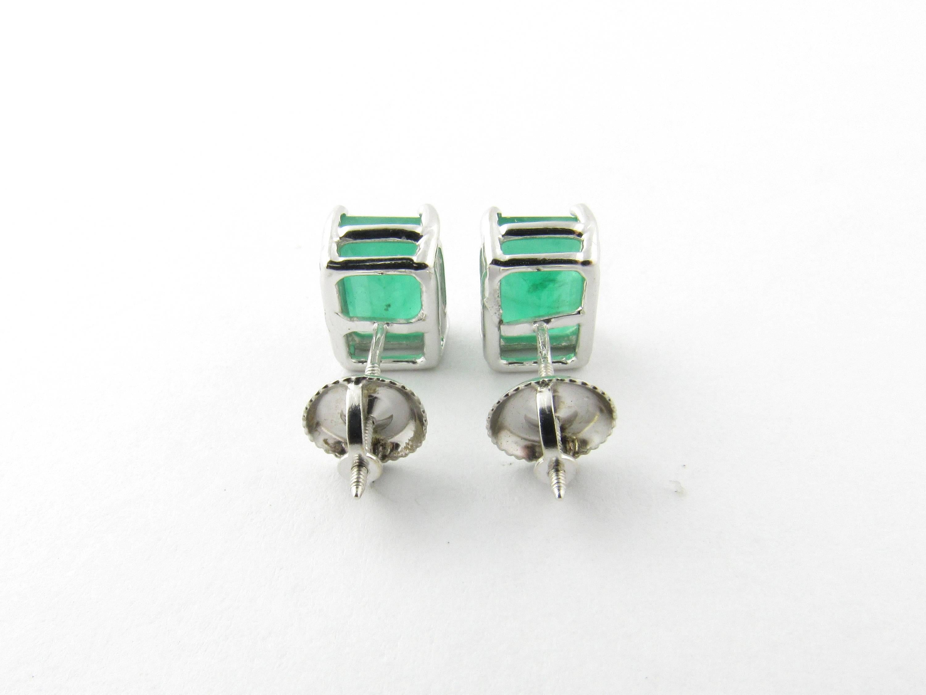 14 Karat White Gold Emerald Earrings In Excellent Condition In Washington Depot, CT