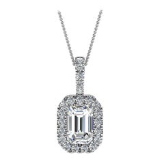 Pendentif en or blanc 14 carats avec halo d'émeraudes et diamants de 1/2 carat