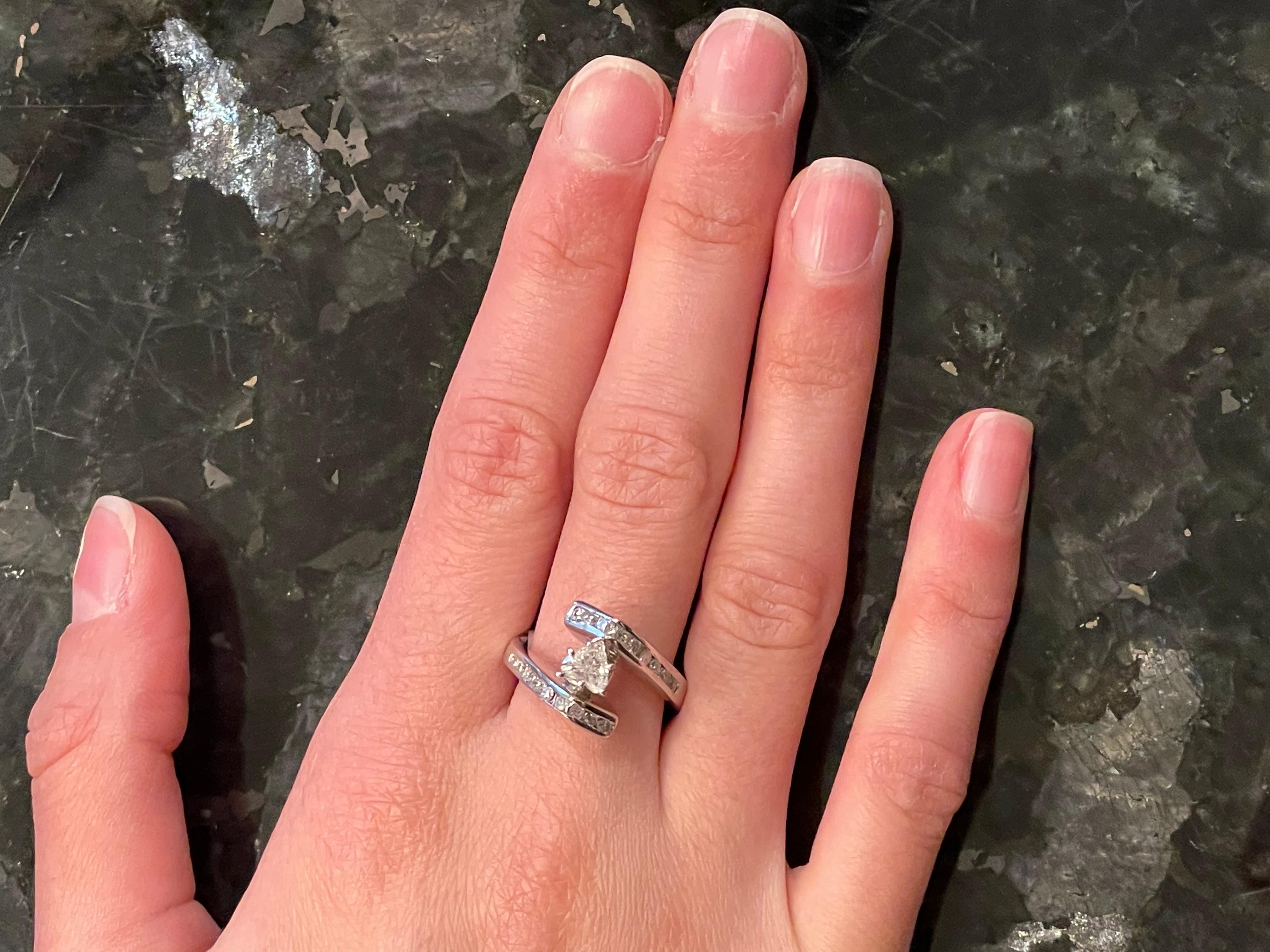 Bague de fiançailles / bague de mariage en or blanc 14 carats Poids total des diamants de 1 carat en vente 6