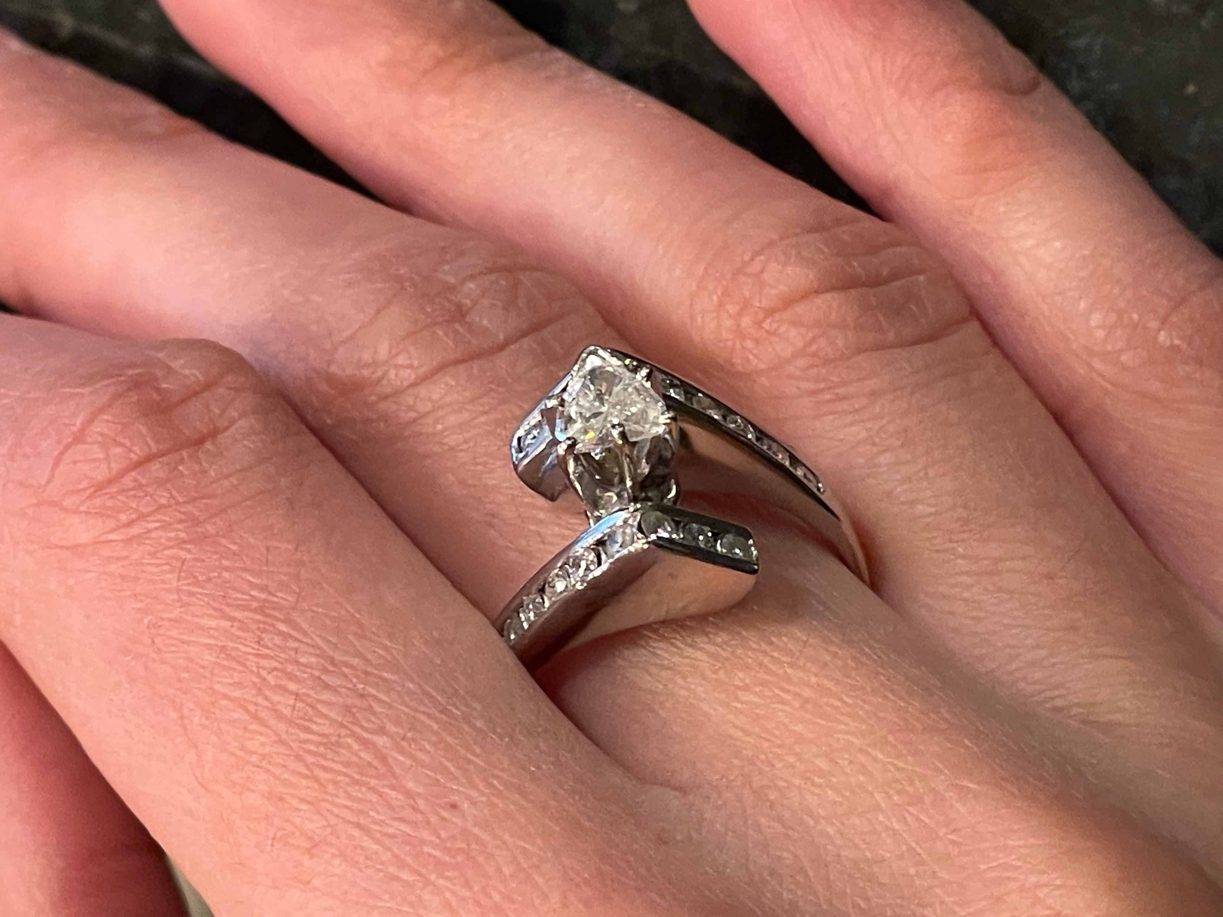 Bague de fiançailles / bague de mariage en or blanc 14 carats Poids total des diamants de 1 carat en vente 7