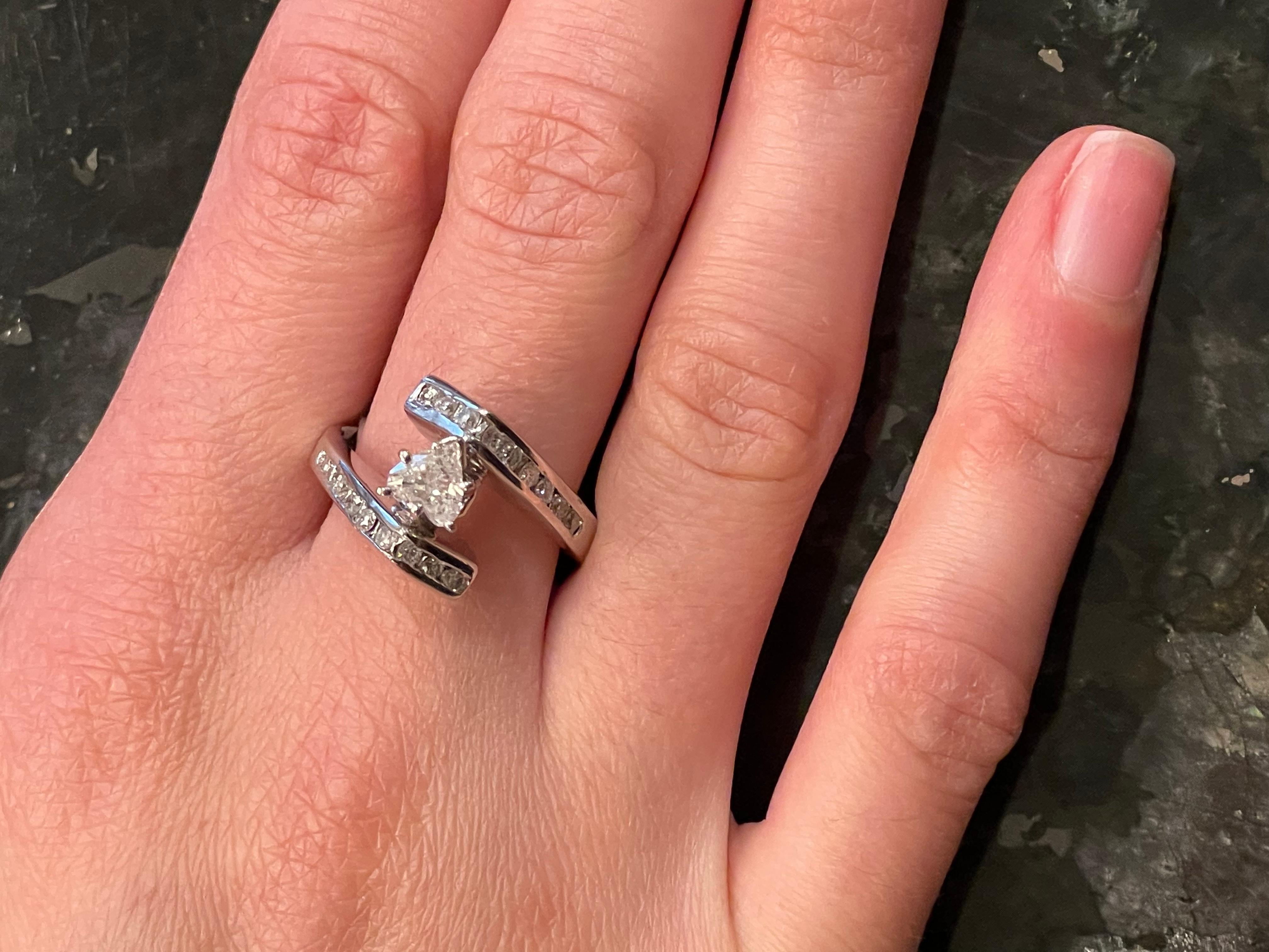 Bague de fiançailles / bague de mariage en or blanc 14 carats Poids total des diamants de 1 carat en vente 8