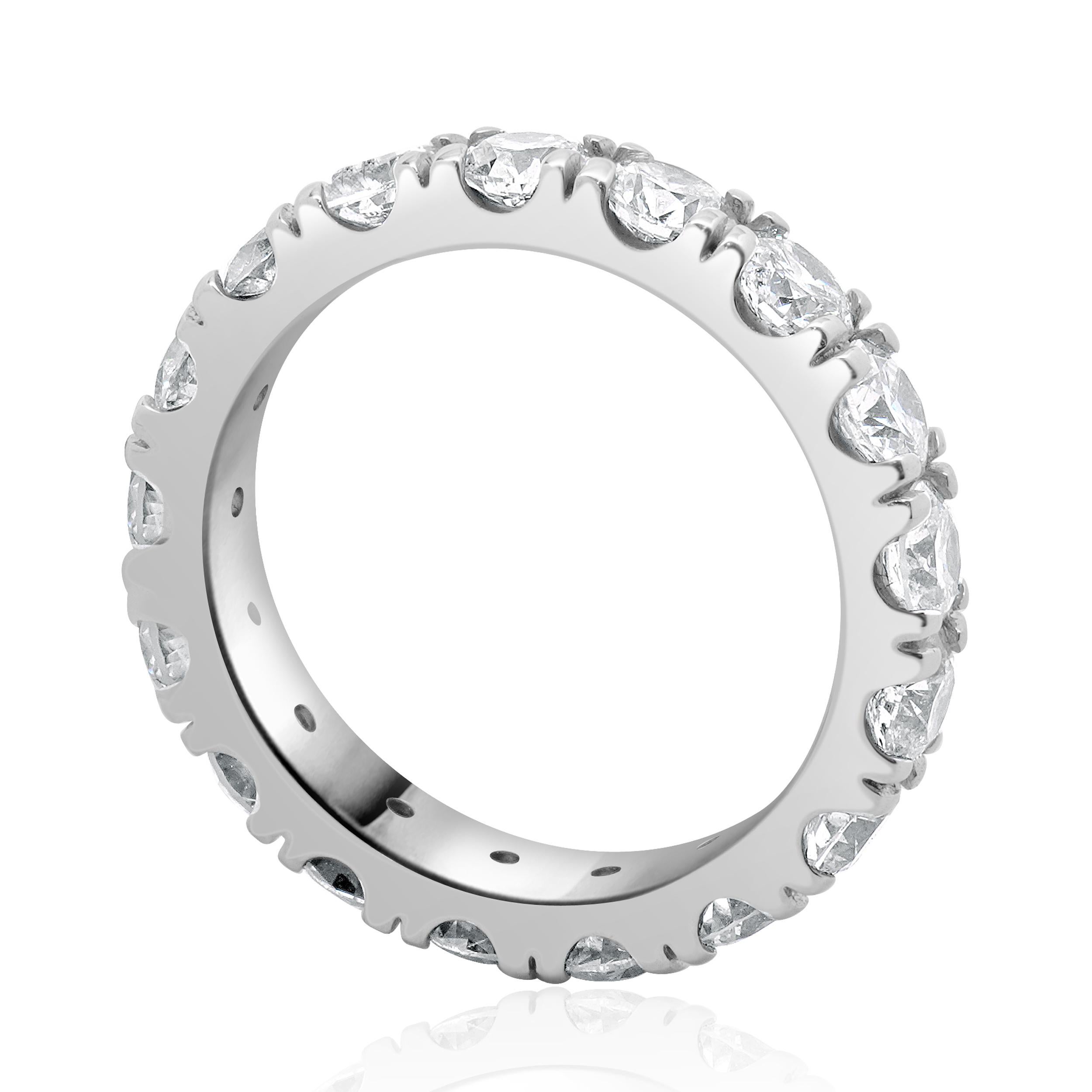 14 Karat White Gold Eternity Band In Excellent Condition For Sale In Scottsdale, AZ
